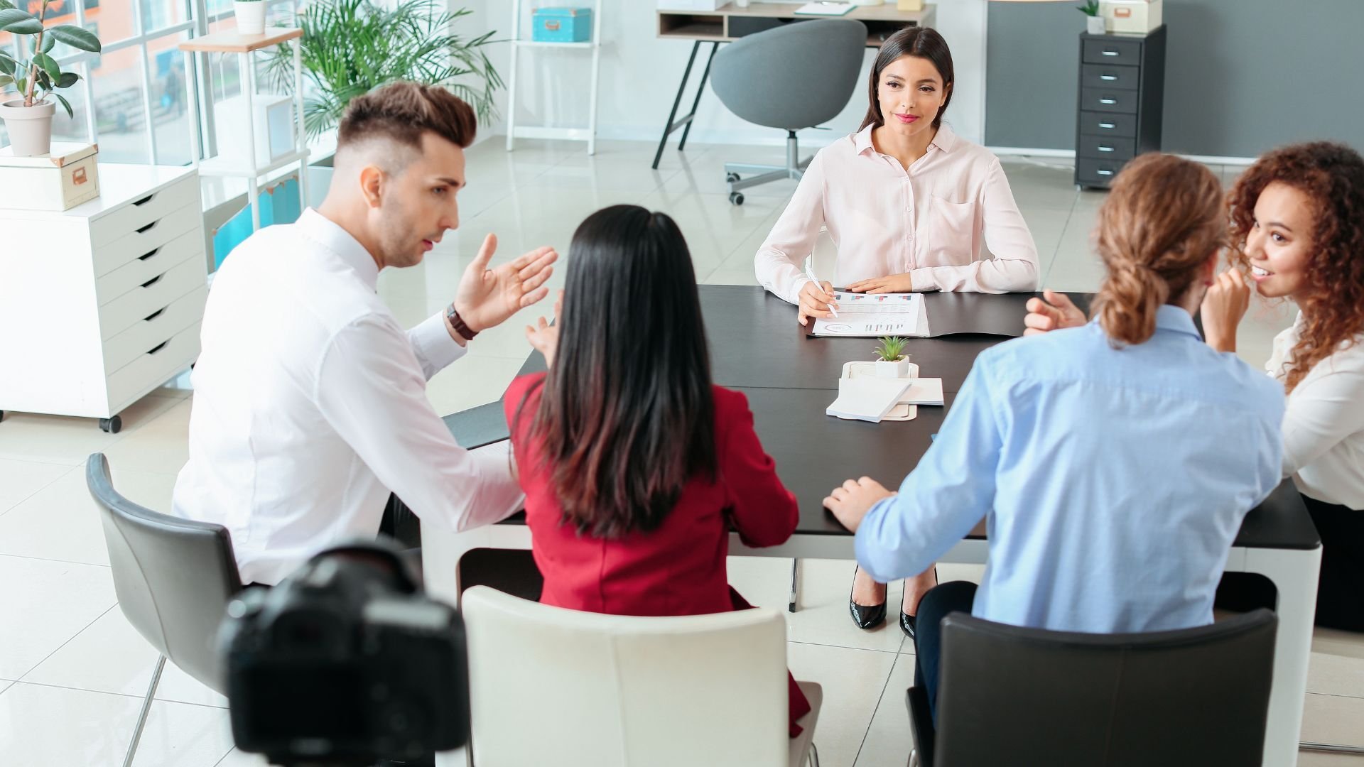 When entering the German market, companies generally have two main hiring approaches: Set Up a Local Entity and Leverage an Employer of Record (EOR) in Germany.