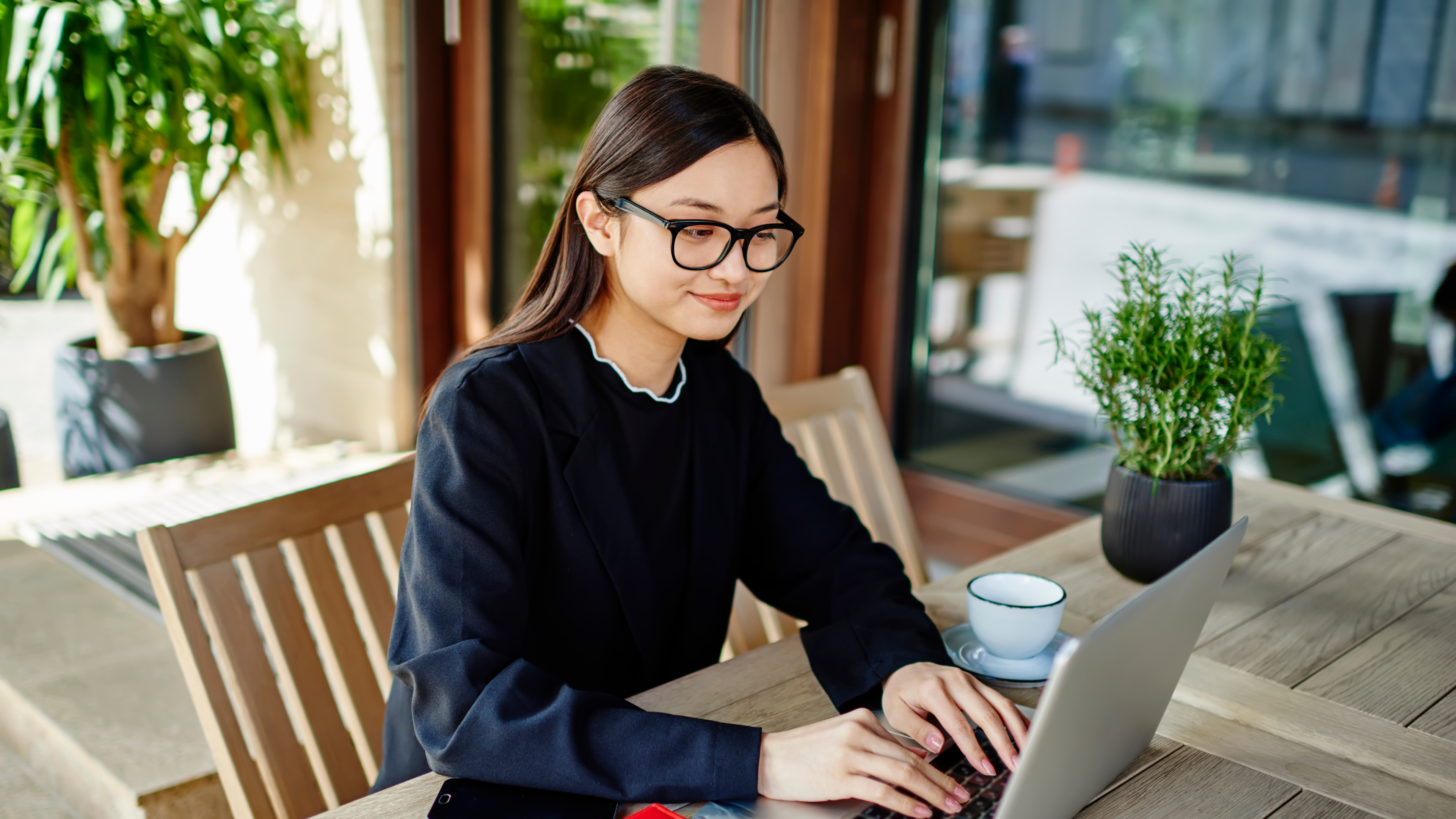 區塊鏈產業雖然以技術工作者打頭陣，但也需要行政人員的加入，與技術工作者相輔相成。