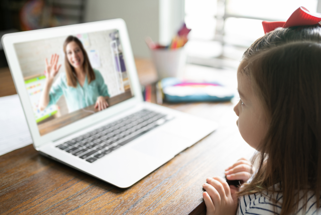 全國公私立高級中等（含）以下學校及公立幼兒園（含專設幼兒園）延後開學期間，家長其中一人如有照顧「12歲以下之學童」，或「國民中學、高級中等學校、五專一、二、三年級持有身心障礙證明子女」之需求者，得申請「防疫照顧假」。  私立幼兒園及非營利幼兒園正常運作，如幼兒園有於延後開學期間自主停課，或家長自主替幼兒請假之情形，家長其中1人得請「防疫照顧假」。前述「家長」，包括：父母、養父母、監護人或其他日常實際照顧兒童之人(如爺爺、奶奶等)。
