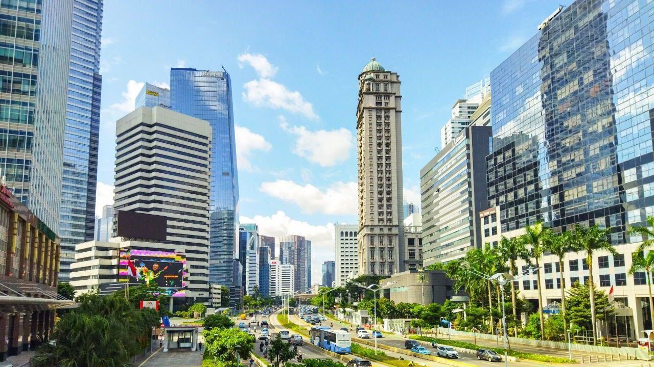 Indonesia is making waves with its bold decision to try out a 4-day work week. This exciting change aims to improve work-life balance, boost productivity, and create a happier, healthier work environment for everyone involved.