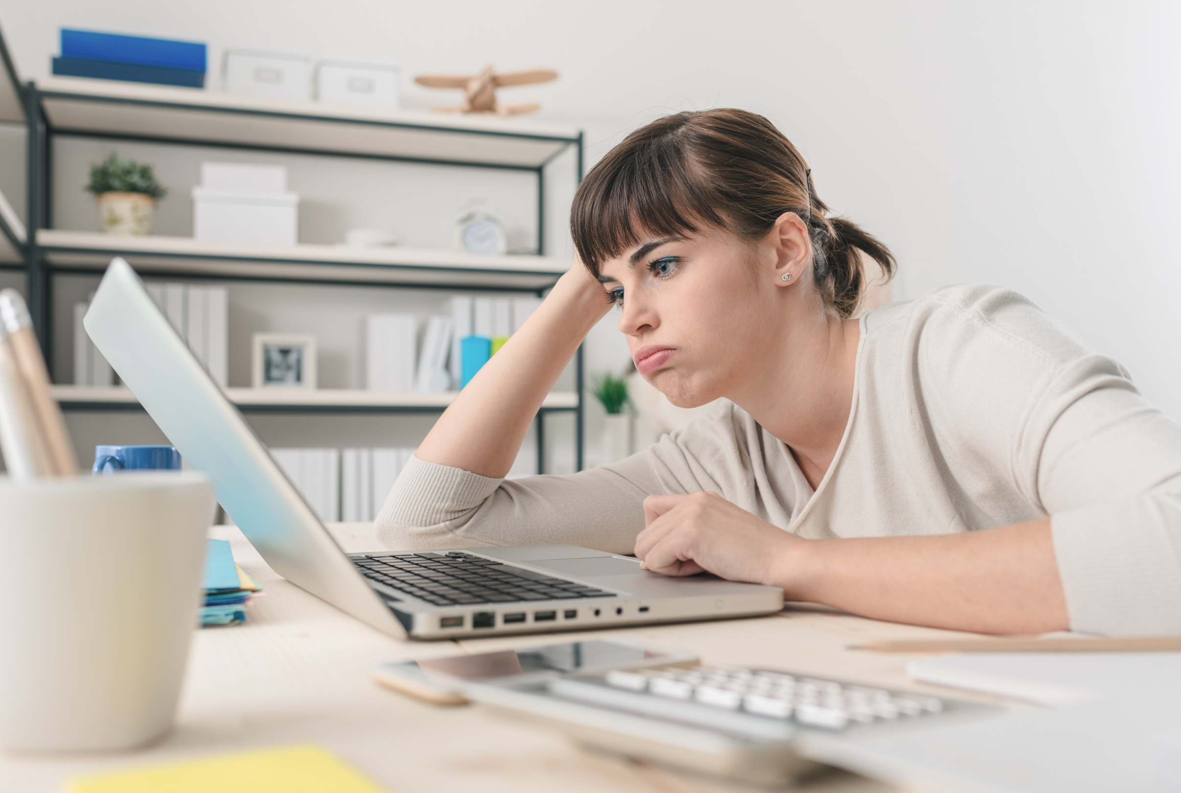 移動是很耗體力的，若是有時差體力的消耗就更多。要在一定時間上線開會、工作，一定要注意自己的精神與身體的疲憊狀況。建議是飛行前後都留一天放假，來適應新環境、恢復體力或是調整時差。  我這次從美國到溫哥華的機票，買的是早上六點，本想著到溫哥華後就可以直接工作，沒意識到移動的疲憊及適應，最後還多請了一天假。