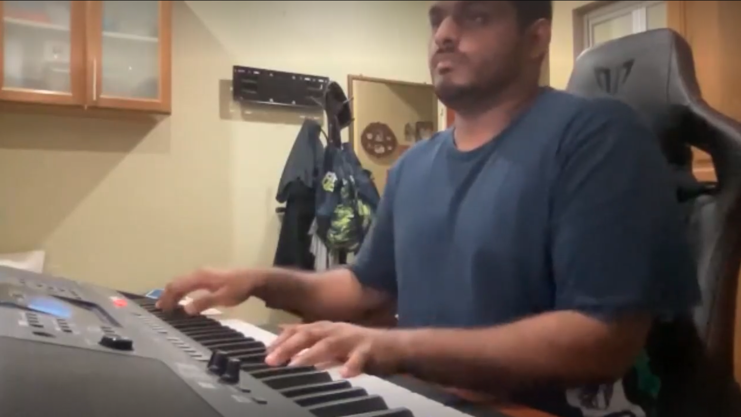 迎新大會的現場，新進成員大顯才藝，視訊會議也變成線上KTV、音樂成果發表會或是演唱會。