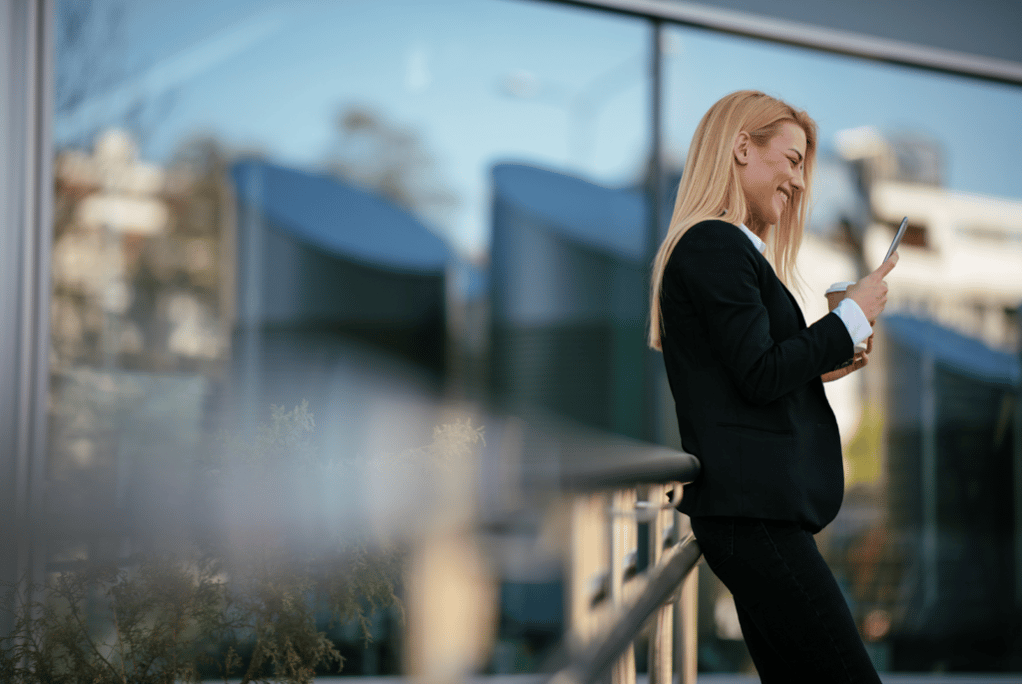 許多企業表示，在未來設計辦公室時也會特別增大公共空間的設置，也會為了讓員工保持社交距離而增加員工位置之間的距離。在未來虛擬的公司辦公室的設計中，大部分公司也會更加注重公司網路資安和員工隱私防護的設置，並加強搭配公司內部的溝通軟體、協作工具和針對資安和雲端資料庫設備的設置。