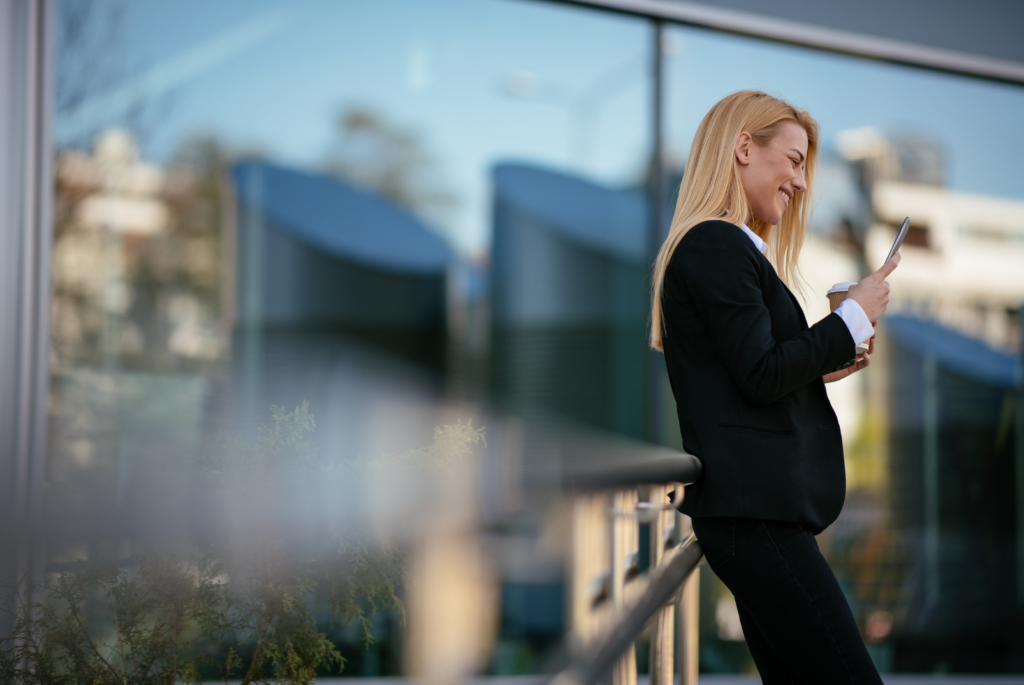 許多企業表示，在未來設計辦公室時也會特別增大公共空間的設置，也會為了讓員工保持社交距離而增加員工位置之間的距離。在未來虛擬的公司辦公室的設計中，大部分公司也會更加注重公司網路資安和員工隱私防護的設置，並加強搭配公司內部的溝通軟體、協作工具和針對資安和雲端資料庫設備的設置。