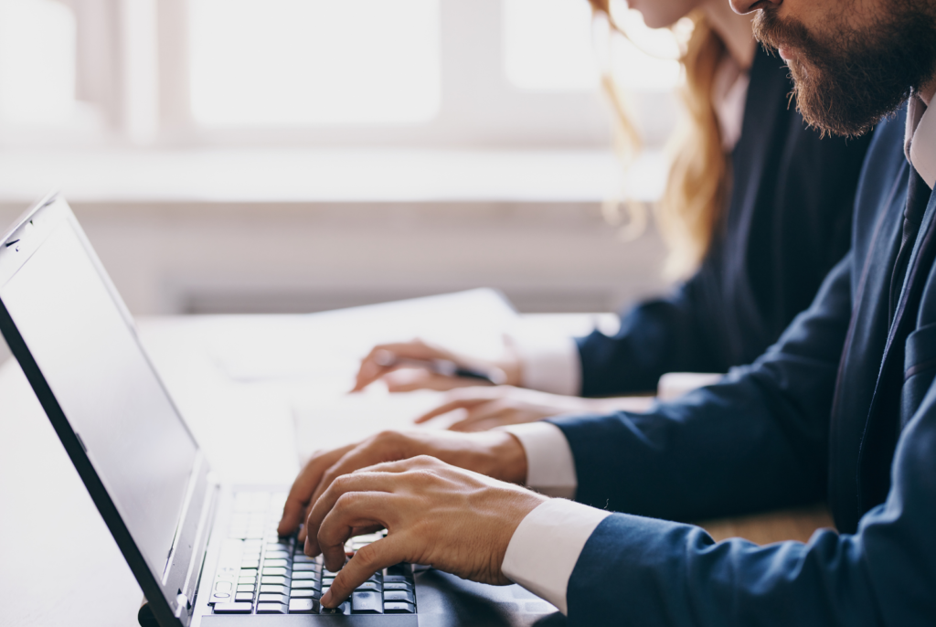 不管對於公司還是工作者來說，遠距工作是一種新的工作型態，並沒有特定好壞之分，只有是否適合不同產業的公司和不同型態的工作者之差別。2021年3月25日，遠端會議軟體 Zoom 所提供的數據中，越高階的工作者更能夠享受遠距工作（比一般工作者還多出18%），也或許反映出了通常工作者們必須在有一定的信任、溝通模式之後，或是能夠證明自己部分/全遠端工作也能維持一定工作效率、產能，在遠距工作中也更能得心應手。