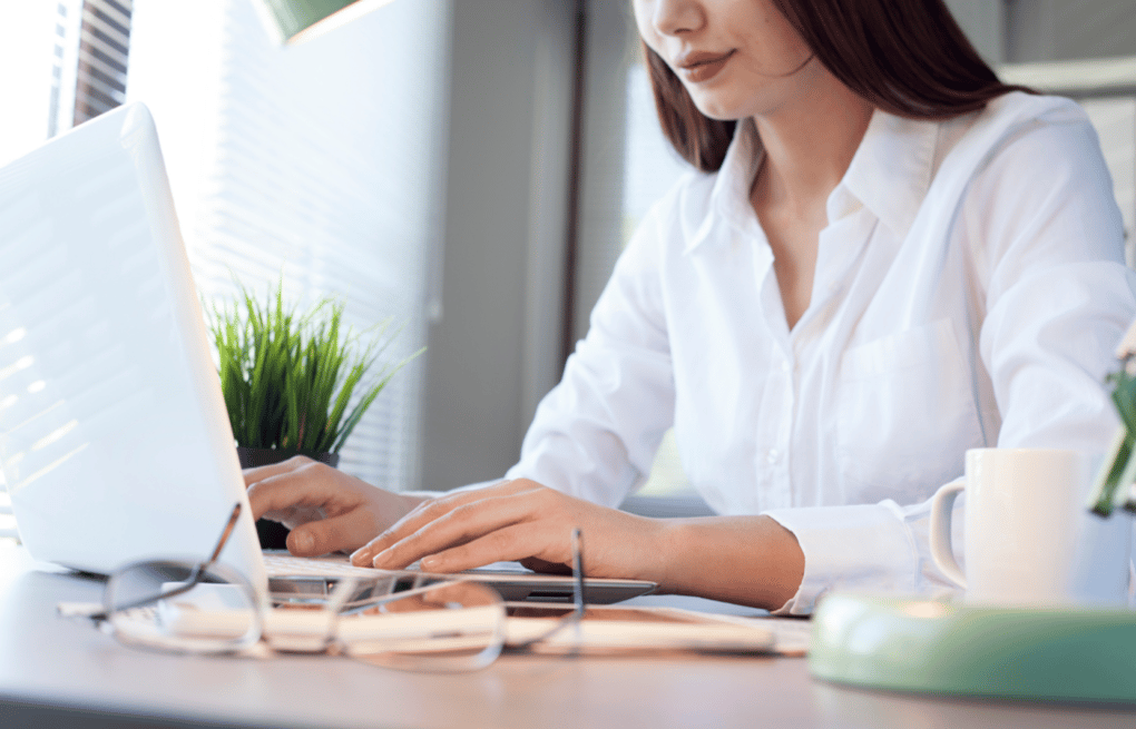 即使在家或遠距辦公，若正常工時結束後，雇主繼續交辦工作，還是要發給加班費。針對居家上班的現況，勞動部也委託財團法人安全衛生技術中心製作檢核表，主要是讓員工配合居家上班以因應特殊應變情境。勞動部指出，往往居家環境與職場辦公與作業設備環境條件不盡相同，雇主對 「合理可行範圍」內應注意、能注意之一般責任等事項負預防義務，進行員工安全衛生與健康等適性評估。