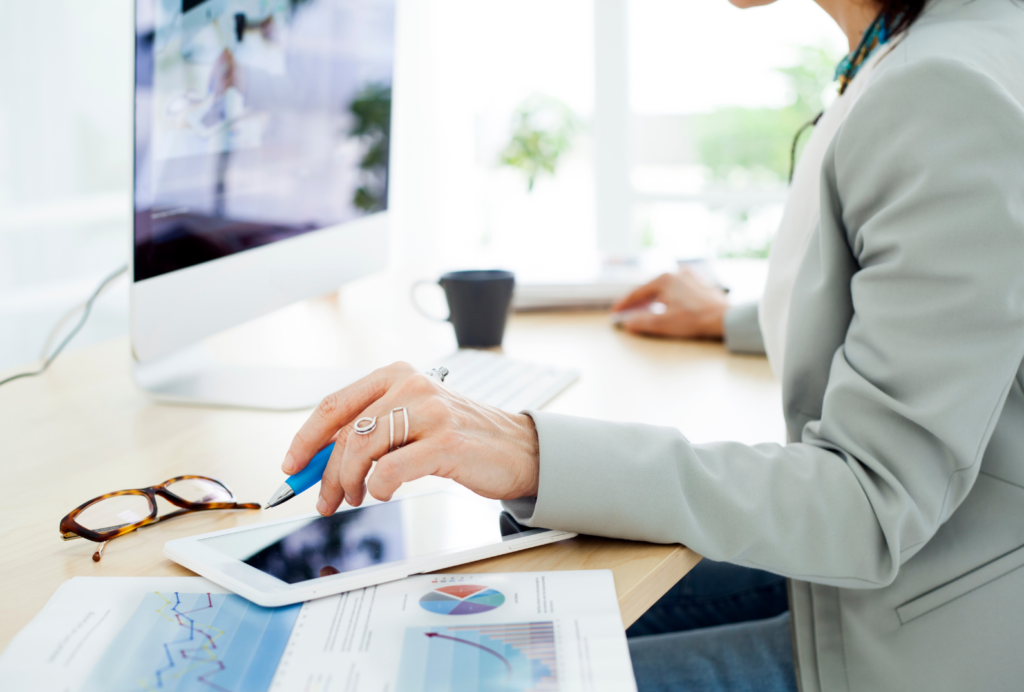 符合請疫苗接種假規定者，雇主應予准假，且不得視為曠工、強迫勞工以事假或其他假別處理，亦不得扣發全勤獎金、解僱或予不利之處分。另因接種疫苗不可歸責於雇主，並未強制雇主應給付請假期間之薪資，得由勞雇雙方自行協商約定。  雇主如扣發全勤獎金，將依違反勞基法第22條工資未全額給付處罰；如強制勞工一定要請特別休假、普通傷病假或事假，將依違反勞基法第38條或第43條規定處罰，處罰金額都是2萬元至100萬元。