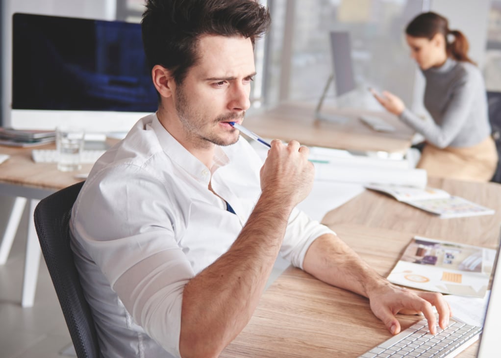 在遠距開發新客戶時,要善用手中的資源,在最初就要提供最能打中客戶痛點的解決方案。那要如何了解客戶的痛點呢?首先,要像幫助朋友一樣,先了解朋友目前正在經歷些什麼,而我們又能提供哪些方法幫助他們解決他們的問題?因此,身為遠距BD,你就要像偵探一樣,先在網路上搜集客戶的釋出在網路上的各項訊息(官網、創辦人的Social Media、客戶舉辦的線上活動、臉書粉絲團等)集結、整合出各項資訊、情資,找出客戶有實際與潛在需求,並先提出能夠具體幫助客戶的解決方案。