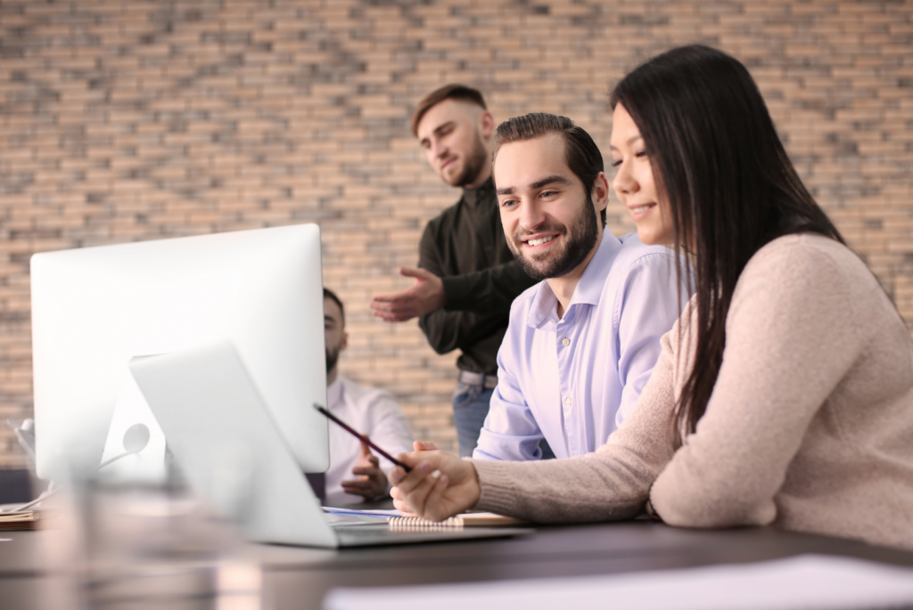 假如在搜尋客戶的背景時發現你跟目標客戶若有任何交集就太好了！可能是你們都曾旅遊過一個國家、參加同一個線上社群、或是有共同認識的人等等。因為，人們經常對跟自己有切身相關的事物有更高的關注度，若以此作為第一封信的開頭，能讓目標客戶更想要回應你的訊息！