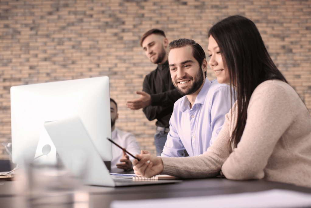 假如在搜尋客戶的背景時發現你跟目標客戶若有任何交集就太好了!可能是你們都曾旅遊過一個國家、參加同一個線上社群、或是有共同認識的人等等。因為,人們經常對跟自己有切身相關的事物有更高的關注度,若以此作為第一封信的開頭,能讓目標客戶更想要回應你的訊息!