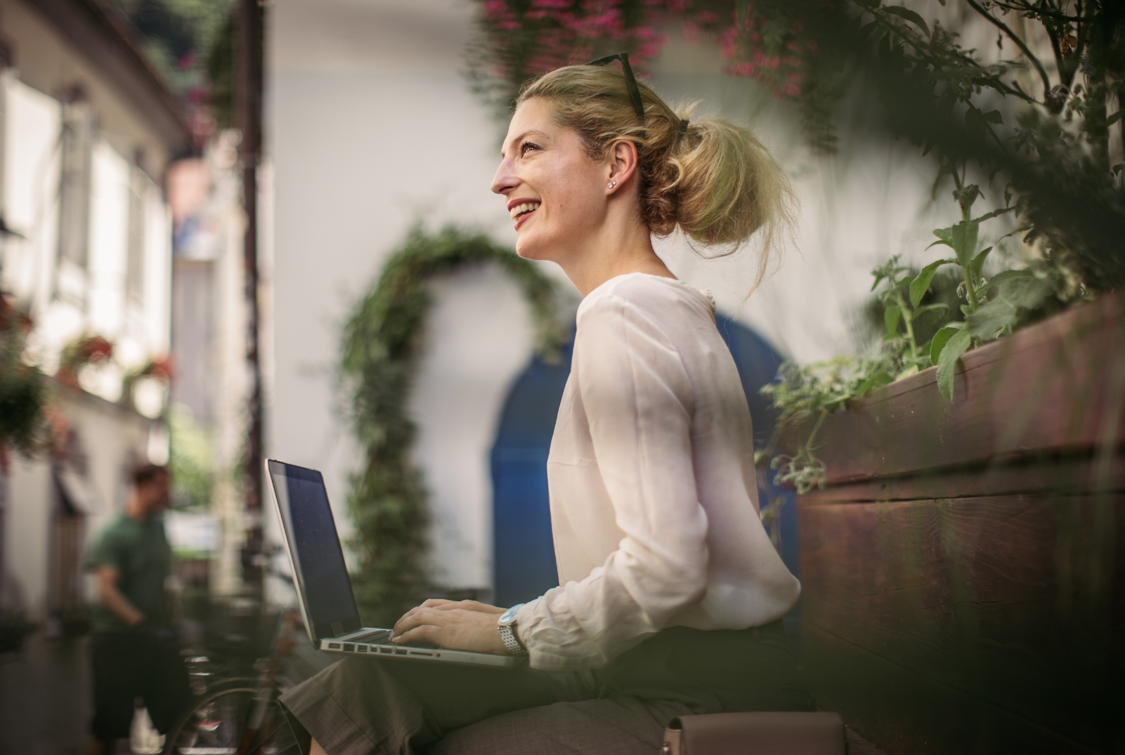 責任制性質強：因為工作時間沒有限制，你也有可能因為這個案件比較急，需要晚上或是在一些非正常的上班時間處理。也因為老闆看不到你，所以郵件、訊息回復的即時變得很重要，不然績效怎麼算啊！