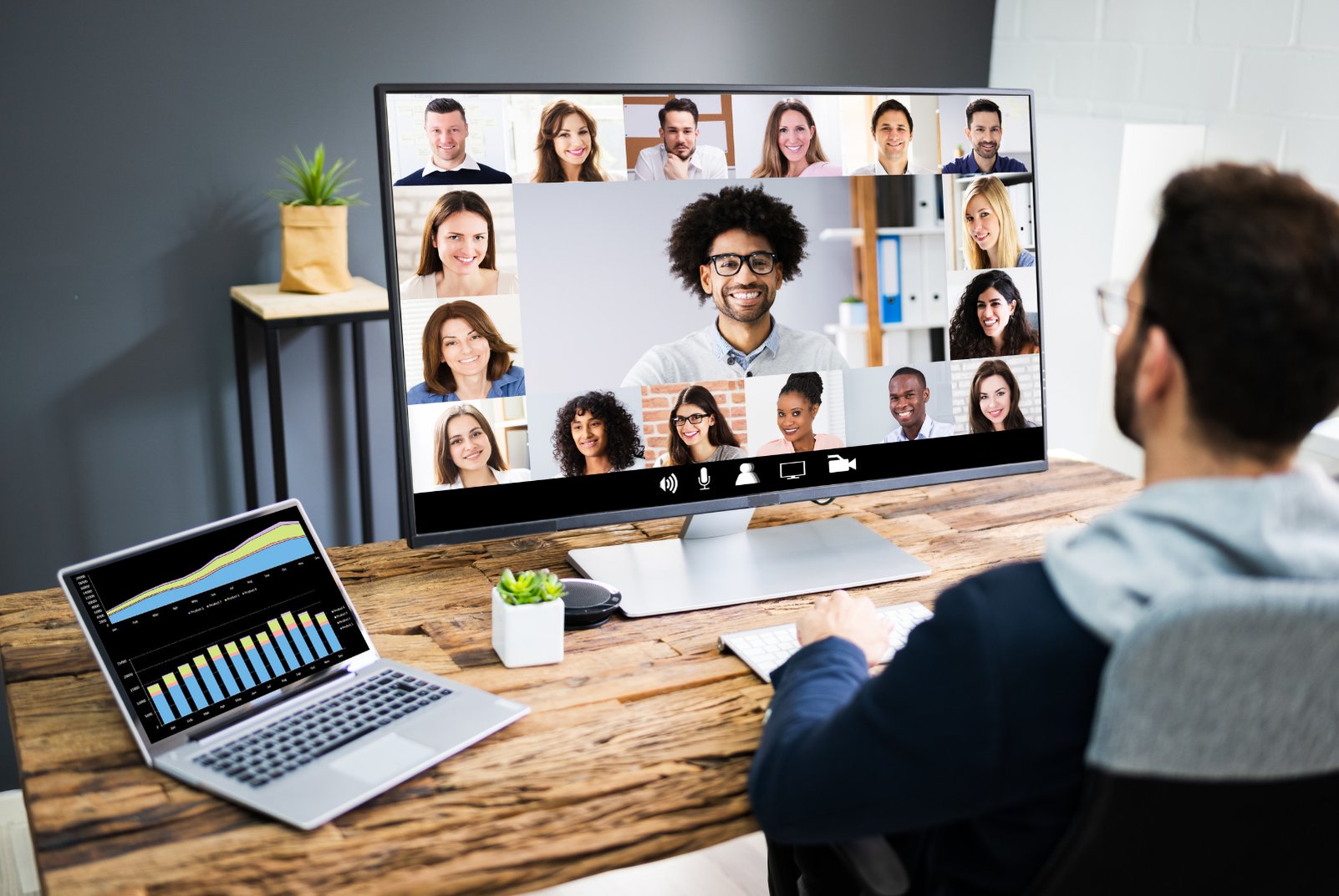 在COVID-19之前， happy hour跟懶骨頭沙發是新創公司常見的小確幸，現在遠端工作權利則是員工最在乎的福利之一，有72%的人才表示比起傳統的實體辦公，更傾心於混合型的辦公模式，遠端工作模式成為企業吸引人才的競爭優勢。同時，給予員工遠端工作的選項，象徵公司重視信任、工作的透明度和靈活性，反觀，企業採用微觀管理（micro-management），被認定是催化職業倦怠和造成公司內部流動率高的重要因素。每個人都希望與信任自己的人或公司合作，換句話說，遠距工作模式就是建立在信任的基石上。