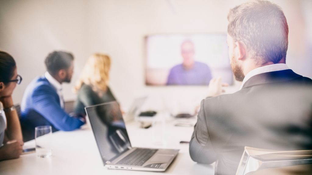 別賣弄懸疑，一開始就講重點。一開始上述對話，當老闆問我們公司業績狀況時，老闆只是想知道重點結果，是「好」還是「不好」？在傳達最終訊息給對方的階段中，由上而下法最具效果。最好不要表達像推理劇或懸疑劇，直到最後才揭曉謎底。