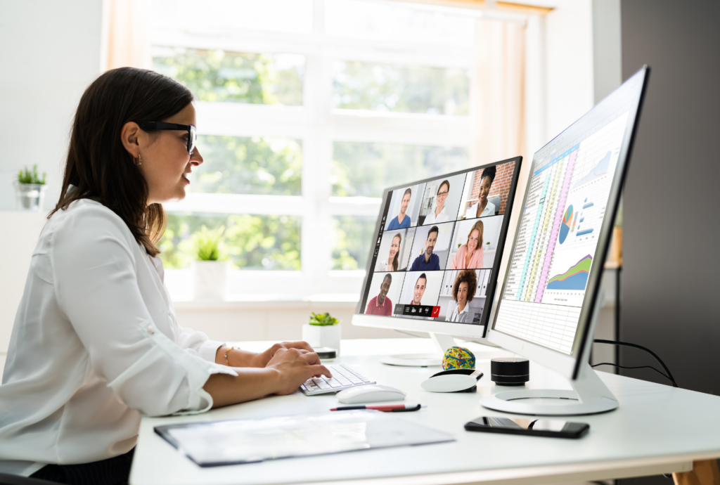 如果你一進公司就開始從事遠距工作時，可能完全都不了解每位同事工作在做什麼，當遇到問題時我們該問誰？當初在辦公室我們只要透過觀察與閒聊，便能知道同事的工作內容，現在我們要更主動去交流。可以試著主動與同事約視訊聊聊，記得有開鏡頭是最好的，更能認識彼此，透過臉部表情來了解對方要表達的訊息。