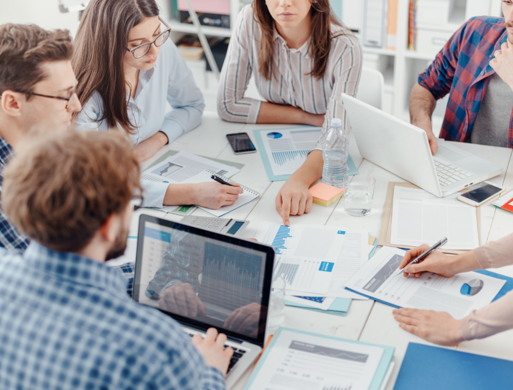 ｜說話沒主詞，別怪人家不懂你意思｜  我們亞洲文化，習慣講話模糊又迂迴，反而是造成溝通不良的地方。我們比較不常使用主詞，例如：英文的「I love you」，中文我們通常習慣說「愛你」或「喜歡你」，我們會省略主詞，但在職場上省略主詞是大忌阿，善用主詞，影響別人思考為首要關鍵！