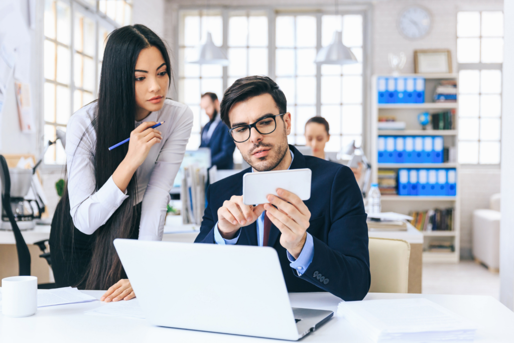 ｜想要活化思考，加上及物動詞就對了｜  想像一下，如果車站廣播是「請注意，車掌要關門了」，可能會發生什麼狀況？月台上想要上車的乘客會嚷嚷：「先不要關！」、「為什麼關起來了？」，可能會開始找對象來交涉或提出要求。