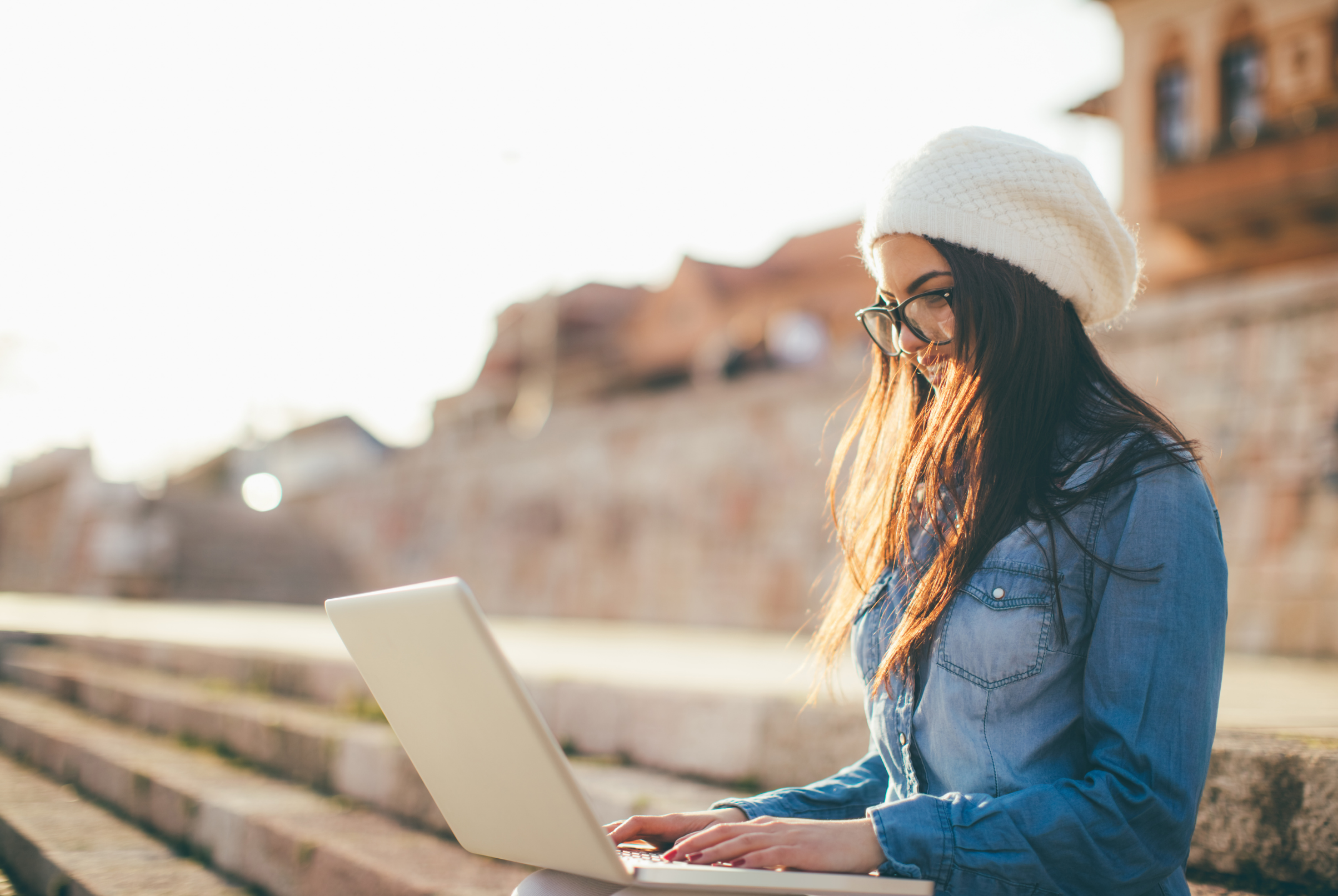 在之前的這兩種狀況下，我的選擇性，不是左邊跟右邊，而是自己站在一個可以往360度方向走的圓心，最後的結果，卻是造成我哪個方向都去不了，而留在原地。但是當我決定了一個「限制」之後，因為選擇變少了，反而能夠更自由的往剩下的選擇走。15年，我決定回台北工作，18年我決定去清邁看看所謂的數位遊牧生態是怎麼一回事。做了這些決定後，雖然我的選項變少了，可是可以掌握的自由程度卻變大了。