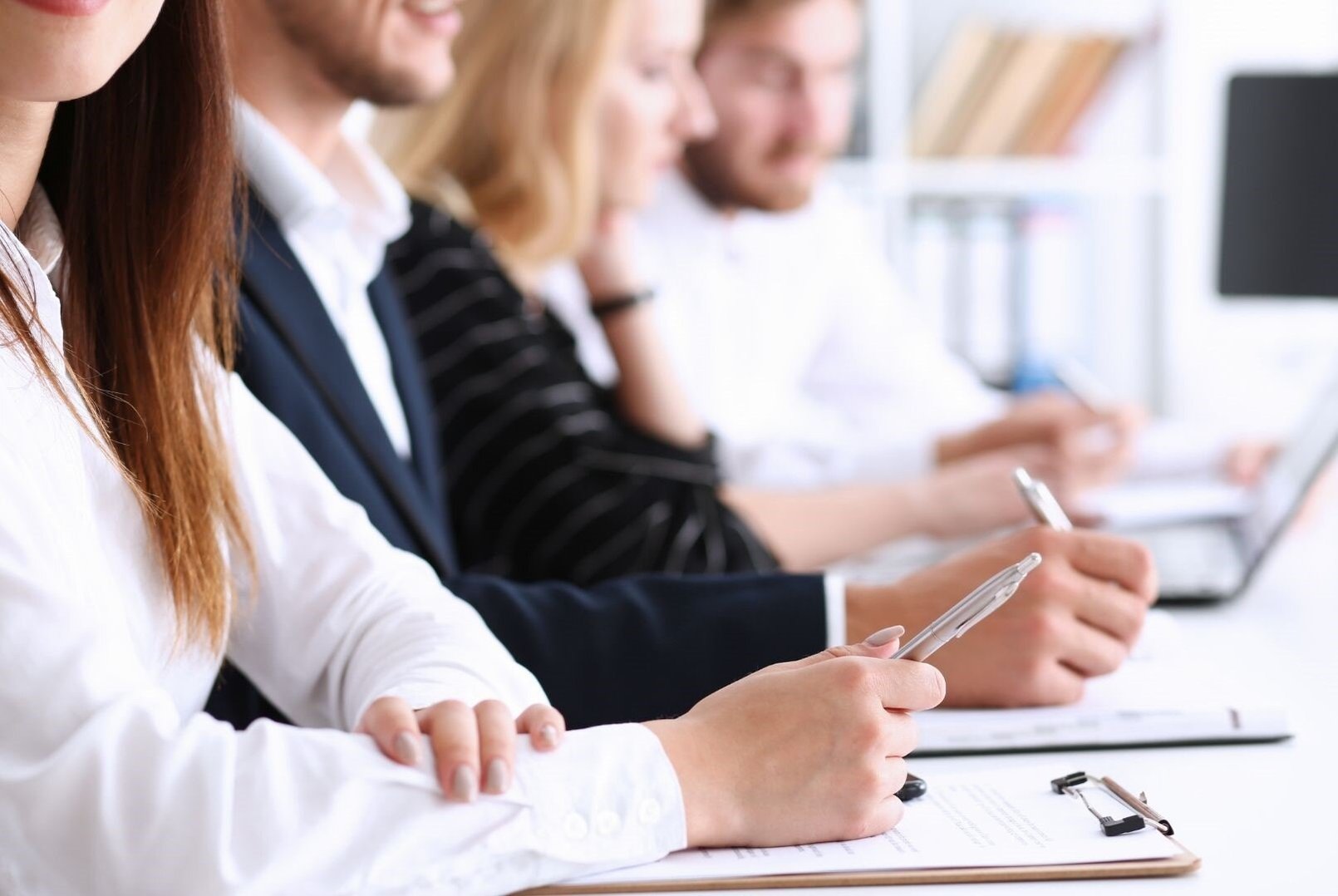 為了使各位決定設立實體公司or名義雇主：哪一種最適合你們公司？Slasify編輯部做了分析，提供兩者間的比較給大家參考，進而選擇適合自己的商務拓展模式。