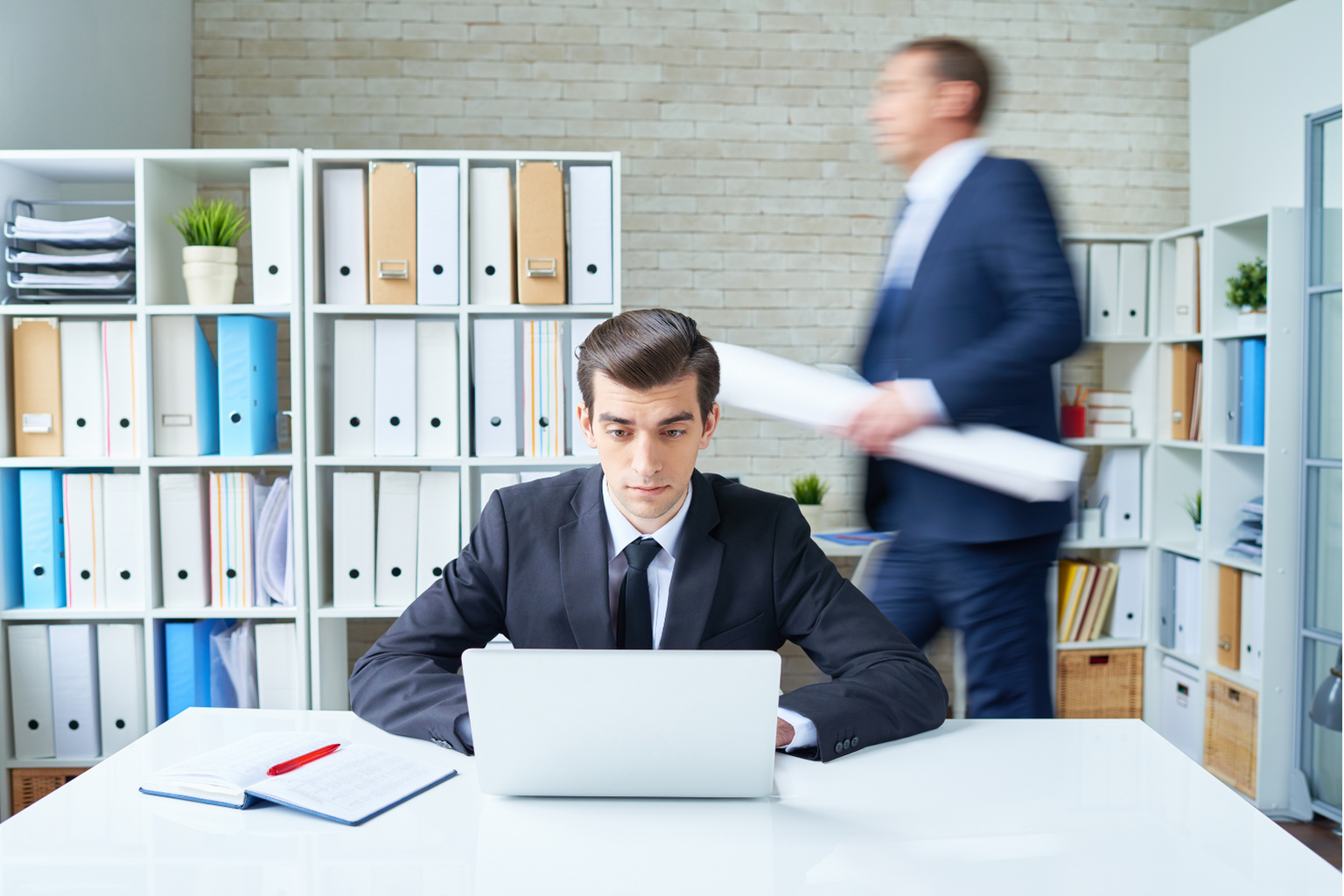 也許有人會說，成立個人獨資商號就好，為什麼要這麼麻煩？Well，這個就看每個人的心態了，商號承擔無限責任，萬一未來很不幸的發生商業糾紛了，你個人的責任可是與公司綁定的，不能說公司沒錢賠就算了。延伸閱讀：Deloitte — 公司設立型態很兩難。