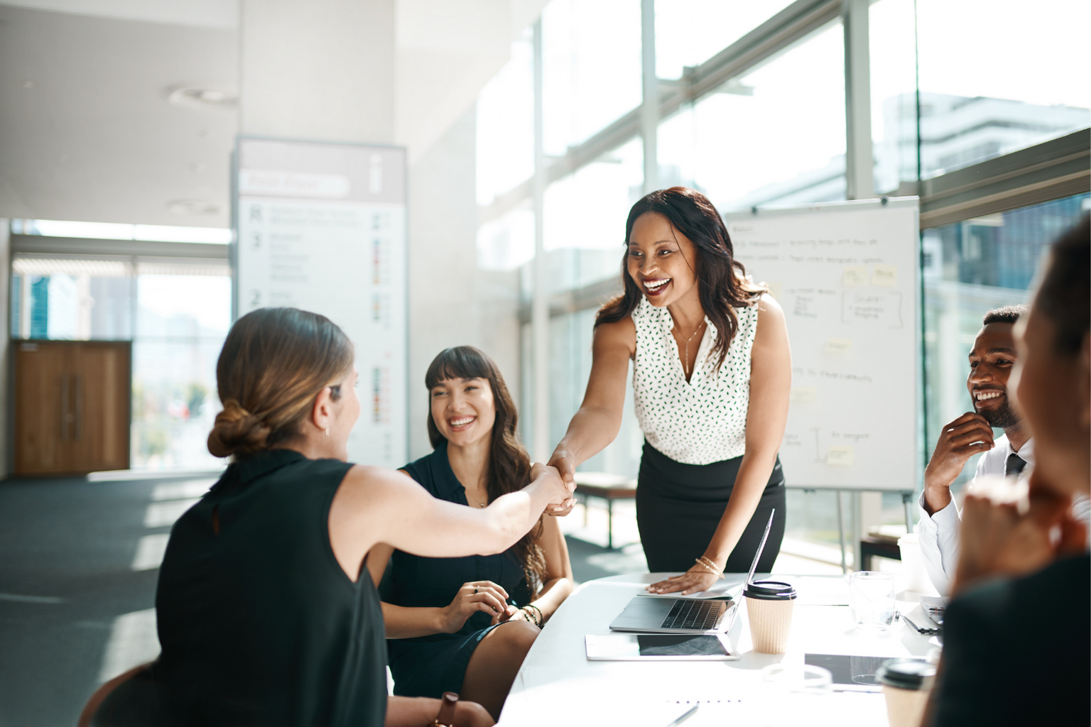 比較了EOR和PEO的核心差異後，決定哪種服務更適合您的組織之前，您可以先審視公司手邊資源和事業擴張的計劃。正如前面提及的，您的組織是否已經或計劃在海外成立公司，倘若如此，PEO的外包人力資源會是符合您需求的服務，不僅能省去雇用整個人事部門的金費，PEO充分能了解該地勞務相關規範，並提供專業的人事建議。反之，若公司尚未設置海外公司，EOR會是雇主最好的選擇，不僅省下3 – 6個月申請公司的流程、額外聘雇相關專業人士的費用，業主可以只聘雇1 – 2位員工測試市場溫度。