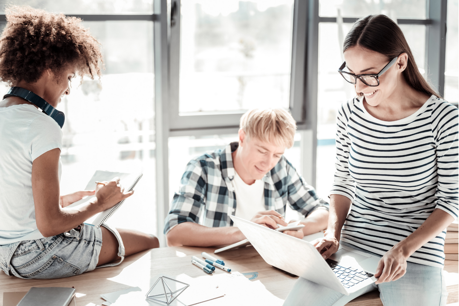 很多Slashers 都厭悶了朝9晚6單調的工作規律，想要辭去正職工作，但這不是唯一選項。我認為Slash 和朝9晚6 是沒有衝突的，即使有一份Full-time 全職工作，你仍然可以是一個出色的Slash 斜槓族，重點是要抱有斜槓思維。