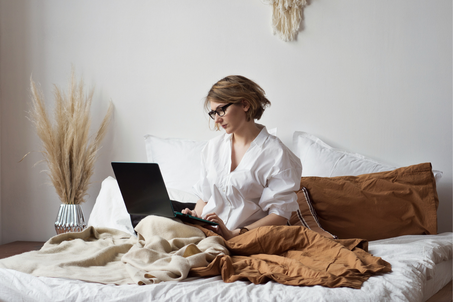 這次只有三個住宿點，在美國是待朋友家、溫哥華在朋友家一週、飯店一週。在去朋友家住宿前，我都有告知會需要工作的狀況，也會有很早需要開會的需求。雖然在美國時是跟朋友在同一間房間，但她也因此早起，一起工作。溫哥華的朋友家則是有準備個人房間給我。若是在朋友家，提早告知工作時間很重要！才不會到時候造成彼此的不便。這次住的是Sonder，因為公司有折扣的關係，這次的住宿非常便宜。而且我在大廳裡，也遇到很多在工作的人，看似帶著全職工作，在一個飯店久居１～２週的人也不少。