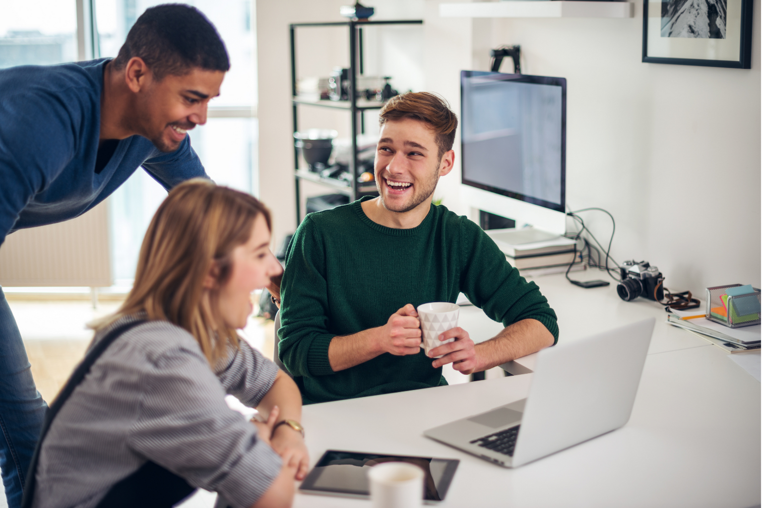 自2020年疫情爆發，為防止病毒蔓延、擴大，幾乎全球都一度被迫轉換為居家辦公模式。隨後疫苗誕生、防疫意識提升，在各國政府和人民的努力下，二年後的今天，疫情正逐漸趨緩，有些國家拿下口罩、開放邊境、員工回歸辦公室，生活仿佛正緩緩邁向至沒有疫情前的樣貌，但並非所有的事都會回到從前的樣子。