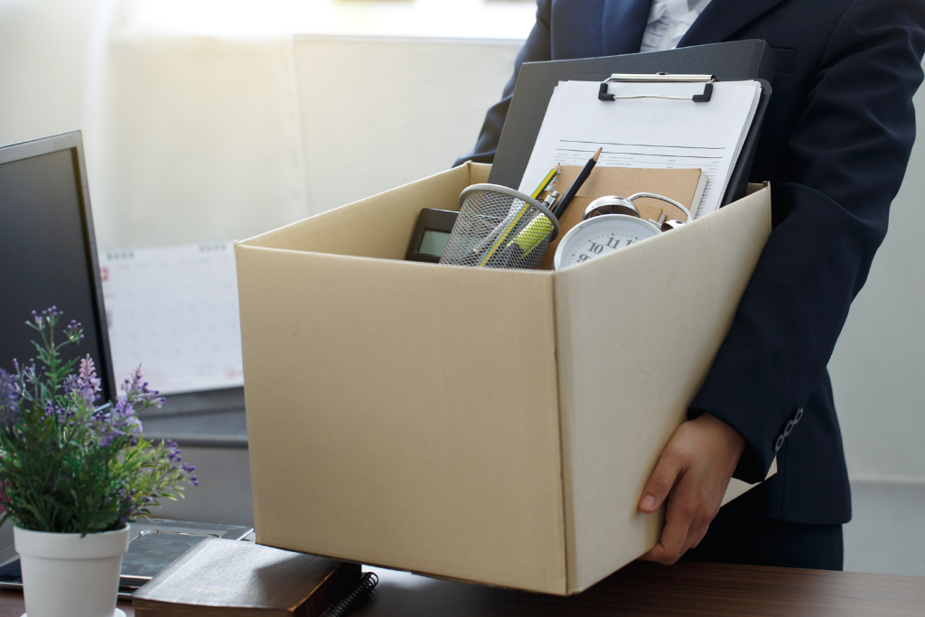 遠端辦公、混合型辦公模式，不受時間和地點限制，這類的工作模式讓員工得以靈活的安排工作時數和上班時間，許多人才在疫情期間體驗過遠距工作帶來的益處後，紛紛不願回歸傳統的實體辦公模式，也造成上篇文章中我們討論的趨勢 – 疫後的大離職潮（The Great Resignation）。儘管雇主熟知納入遠端的工作模式能幫企業加分，也是如今因應大離職潮需考量的策略之一，但許多雇主仍對是否推行這新興的辦公模式感到猶豫。