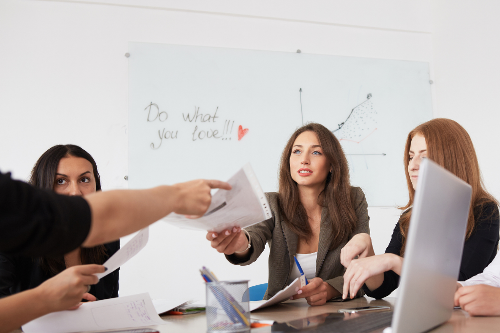 此外，專屬組織及各部門的共有資源和資訊必須存在於公司雲端系統內，以行銷部門為例，遠距辦公的時候同仁未必生活在相同時區，倘若有成員不小心沒紀錄到某個線上資源的帳號密碼，或某個媒體的聯絡資料，有建立線上資料庫並加以宣導的團隊就能避免成員把時間浪費在等待上。