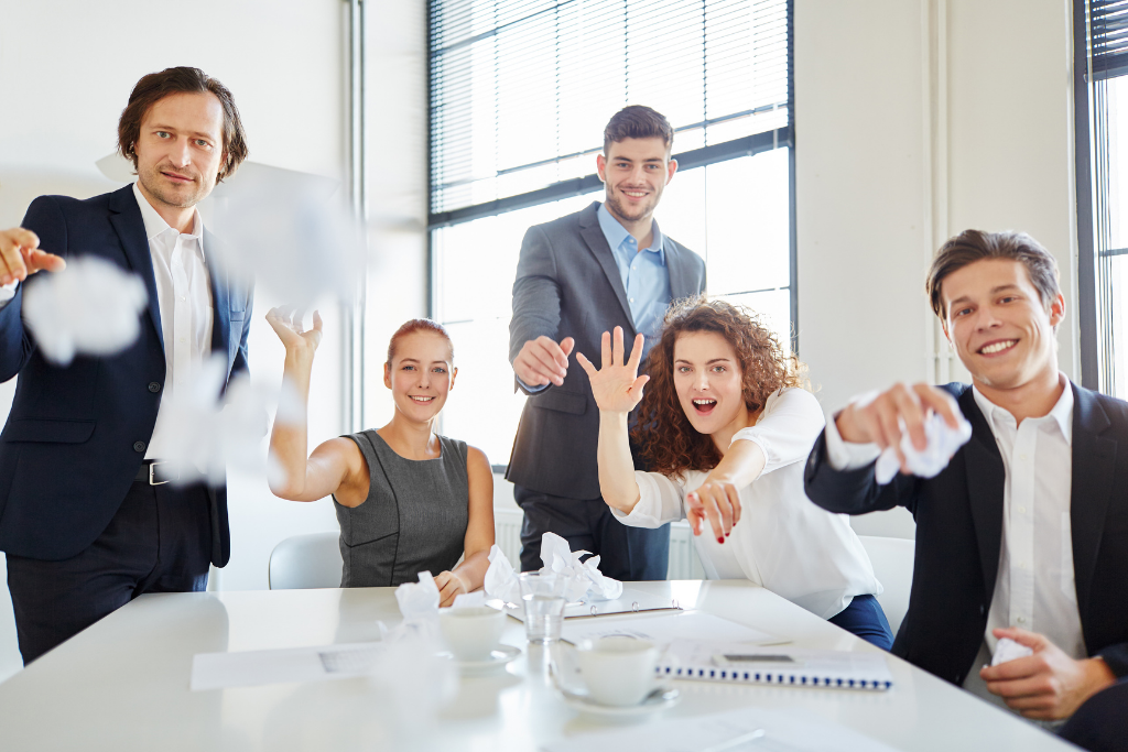 以上三大項為雇主要雇用一位海外臺灣員工所需要負擔的主要項目。由於臺灣的社會保險及勞動法規相較於其他國家較於嚴格與複雜，並依照員工薪資級距計算的成本會有所變化，加上有額外獎金的話，也會增加雇主的稅務成本，如要更深入理解臺灣薪資測算及勞動法規歡迎透過Ivy的LinkedIn聯繫她，或寫信給Slasify的夥伴們！