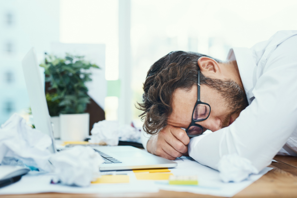 不少企業表示對員工在電腦螢幕後的行為感到不安，他們深信在規範的上班時間內，躲在房間看Netflix、偷偷吃早午餐而不工作的僱員大有人在，雖然可以理解雇主的心情，但事實上，遠端工作能幫助員工在保有私人活動的情況，在時間內完成工作，同時保有績效和生產力。反而那些朝九晚五，在辦公室辦公的員工和遠端工作的員工相比，未必能有更好的表現。其中的原因可能有：漫長的通勤時間中消磨了員工的士氣、同事造成的分心、長時間坐在辦公桌而導致身體疲勞等等，在接下來的文章中，我們將進一步分享，遠端工作模式如何為組織帶來更大的效益。