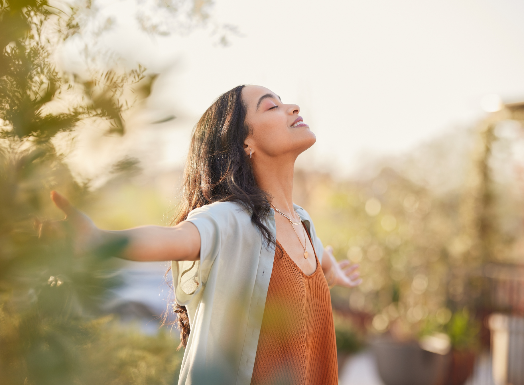 疫情期間，工作中的父母面臨著巨大的挑戰。他們需要同時應對遠程工作和照顧孩子的任務，承受著巨大的壓力和不確定性。這段壓力山大的時期引發了對工作與生活平衡、財務健康、照顧責任以及個人和職業生活交集的諸多問題。在2024年，企業需更加重視作為父母的員工的健康和福祉，解決方案是構建一個以靈活性、同理心和家庭為核心的文化，以滿足他們的個性化需求。