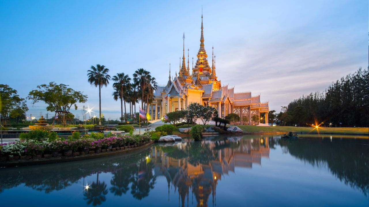 在泰國,社會保障辦公室(SSO)負責管理社會保障項目,並確保為受傷、疾病、殘疾、死亡、分娩、兒童福利、老年和失業等各種情況提供福利。根據《社會保障法》(B.E. 2533,1990 年)第 33 條,政府、雇主和受保人有責任為這些計劃繳納必要的保費。必須注意的是,用於計算這些繳款的月工資基數上限為 15,000 泰銖,與受保人的實際工資無關。