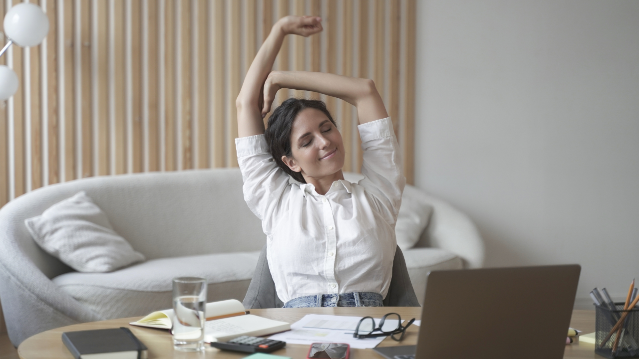 你知道每 6 人中就有 1 人在工作場所受到心理健康問題的困擾嗎？隨著疫情的出現以及裁員和失業潮的趨勢，員工的心理健康和幸福感受到很大影響，而這也是影響工作結果的關鍵因素—— 然而，雇主和管理者卻大大忽視了它們的重要性。