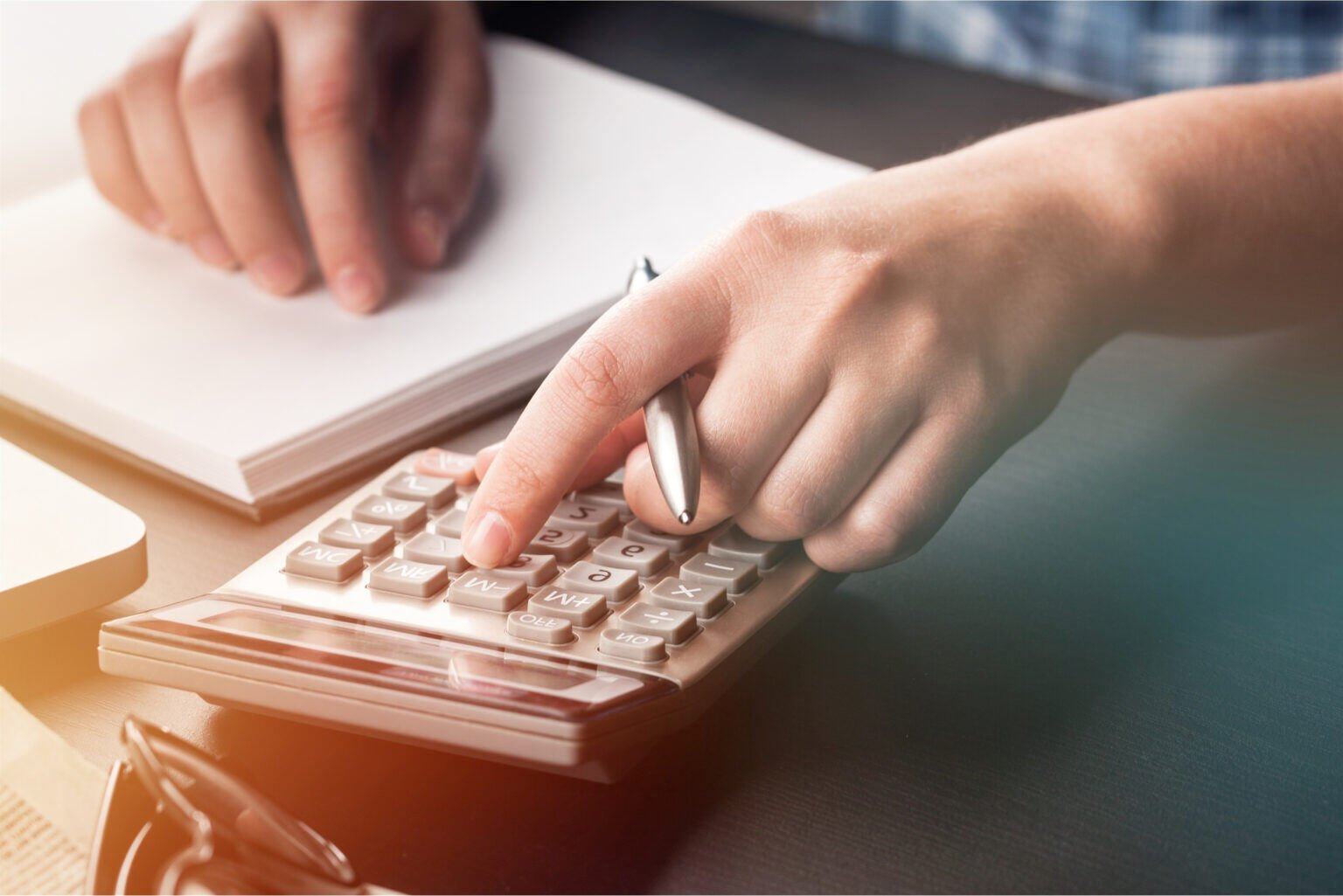 身為新加坡雇主,有幾項當地的勞工法規需要特別注意,除了給付人才的月薪,新加坡雇主還需根據當地勞動法規,為僱員繳納中央的公積金(Central Provident Fund,簡稱新加坡CPF)和技能發展稅(Skill Development Levy,簡稱新加坡sdl),以新加坡當地受雇人來說,對每月從薪資自動扣除的費用並不陌生,但對於境外雇主就不同了,本文Slasify將和雇主們一起認識新加坡公積金(CPF)和新加坡技能發展稅(SDL),為準備前進新加坡市場的您做好準備!