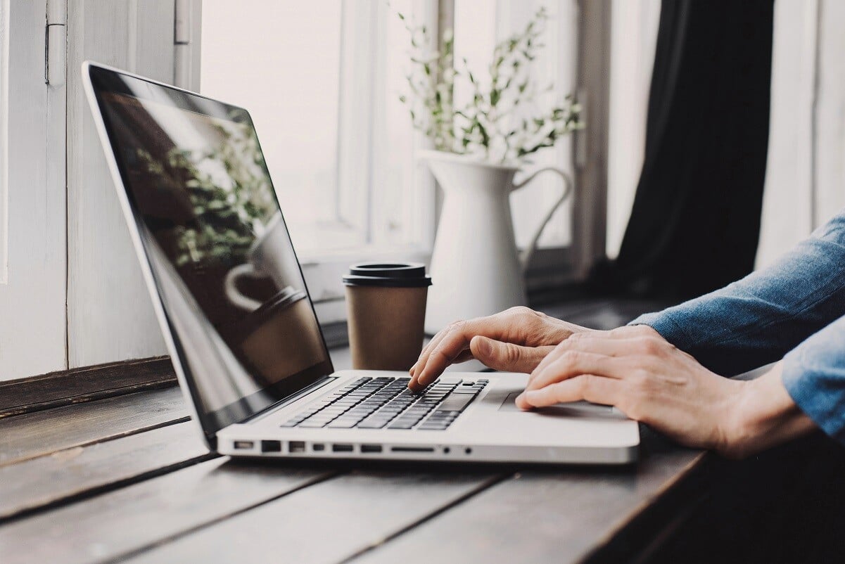 ｜ 遠距兼職工作怎麼計薪水的？ ｜  大多數還是以時薪制為主。我自己目前是用 Clockify 計算工作時間(可以修改)。在當日工作完畢後，回報給雇主今天工作的時數。有的公司可能會要你加上當日處理的案件數來計算你的工作效率，來決定是不是要繼續聘用。