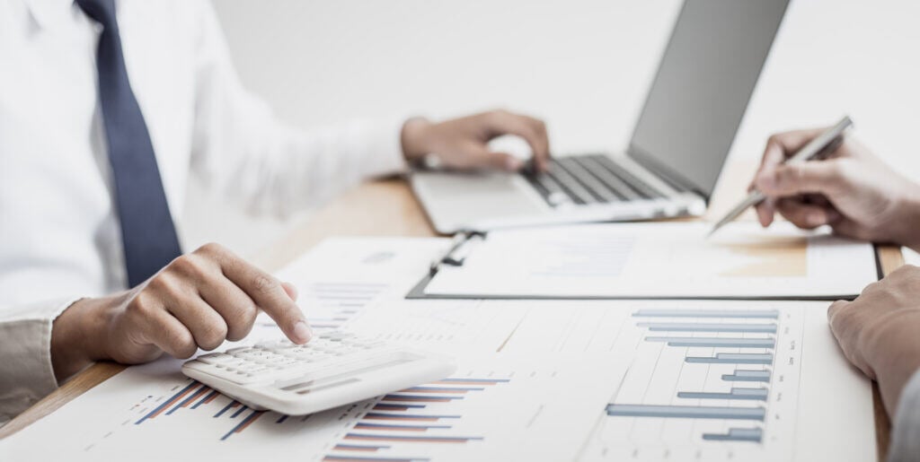 勞工工作時間應由勞雇雙方事先約定並依約履行。實際出勤情形，可由勞工自我記載（如工作日誌等），並透過勞雇雙方約定之方式回報雇主記載。  另外，可使用電腦資訊或電子通信設備協助記載出勤紀錄（例如線上打卡，或是App、電話、手機打卡、網路回報、客戶簽單、通訊軟體等），或其他可供稽核出勤紀錄工具。