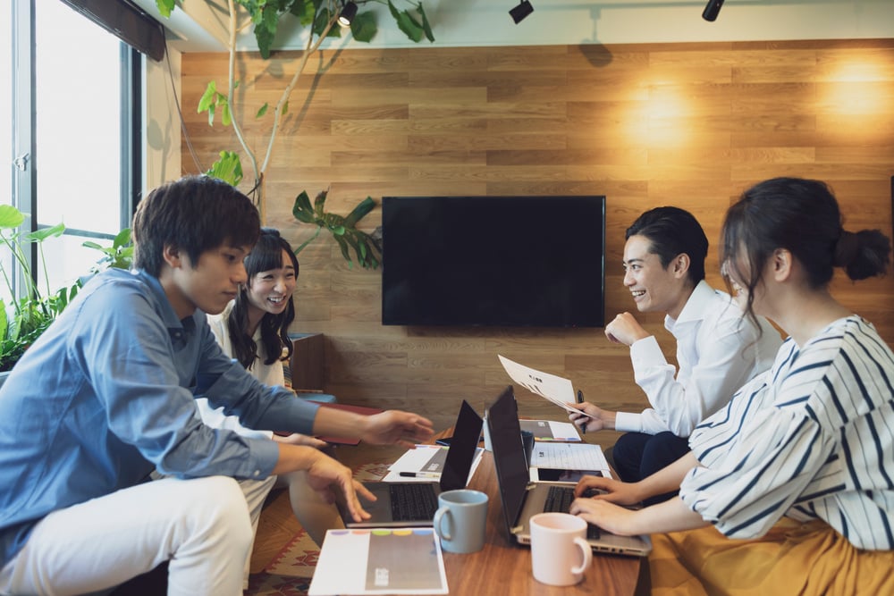 早在 2015 年冰島就實行了縮短工時計畫，並於四年後宣布計畫大大的成功，2021 年冰島公部門的員工合約將縮短工時轉為長久的計畫。  後續有更多大公司跟進「工作 4 天」實驗，經常傳出員工工作過勞的日本，也從 2019 年開始，由日本微軟發起第一個跟進新型態工作模式。最後日本微軟發表結果，一週工作四天，員工業績不降反升，效率提高 40%。