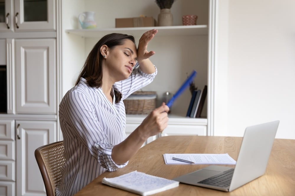 The thumbs-up emoji has become less and less popular among the Gen-Z community. Particularly when used at work, the perfectly fine emoji can be perceived as rude and hostile. It’s also called ”passive-aggressive” and “hostile”. However, the thumbs-up emoji is not the only perfectly fine emoji that is considered “inappropriate” to be used in a workplace setting. There are also a number of emojis that Gen-Z thinks make someone look ‘old’ or ‘cold’. Here is a list of emojis that have been branded ‘uncool’ by a survey of 2,000 people conducted by Perspectus Global. 