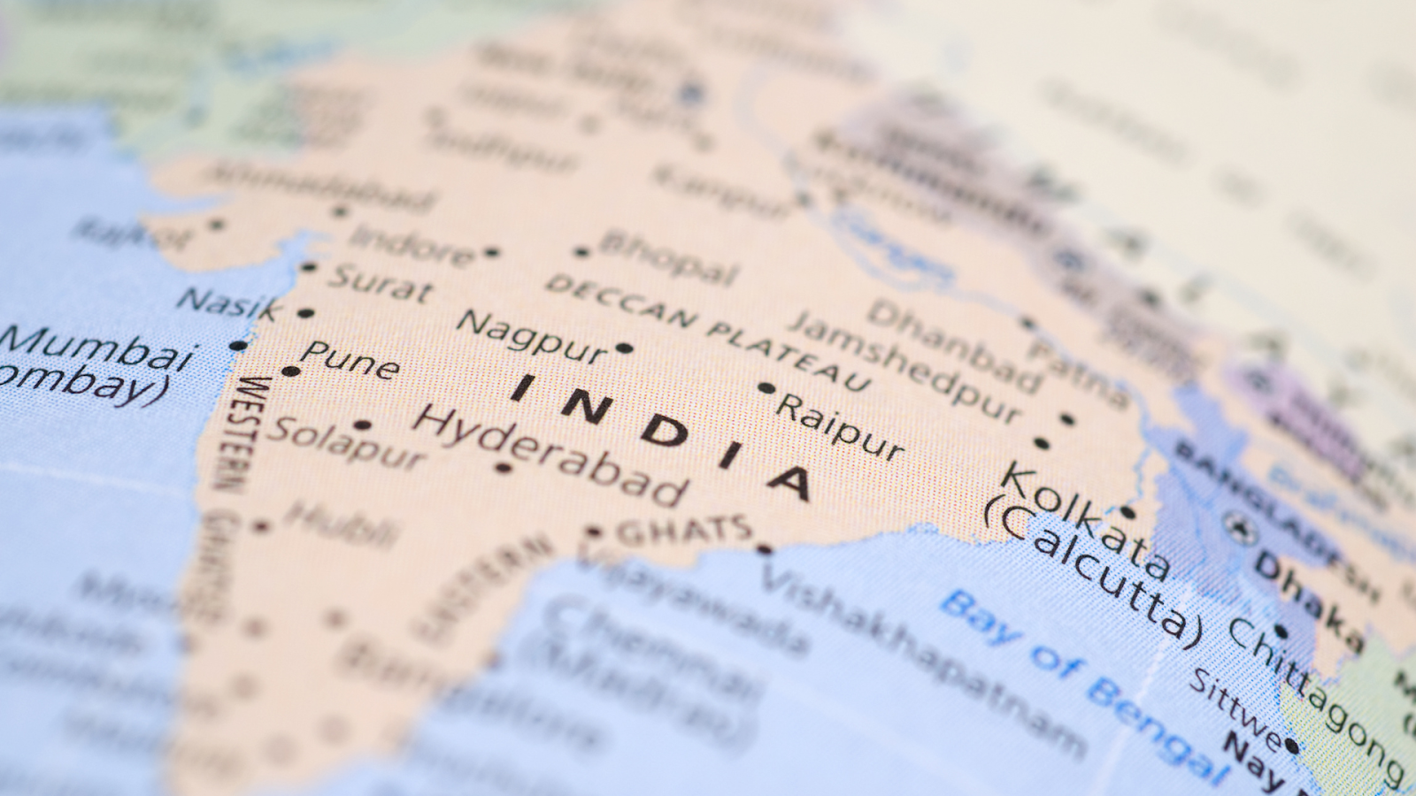 As India’s holiday calendar can be complicated and difficult to track due to its state-by-state variations, employers should focus on anticipating the holiday clusters, work location rules, and operational dependencies, such as India’s bank holidays, shift coverage, and key cut-off dates.
