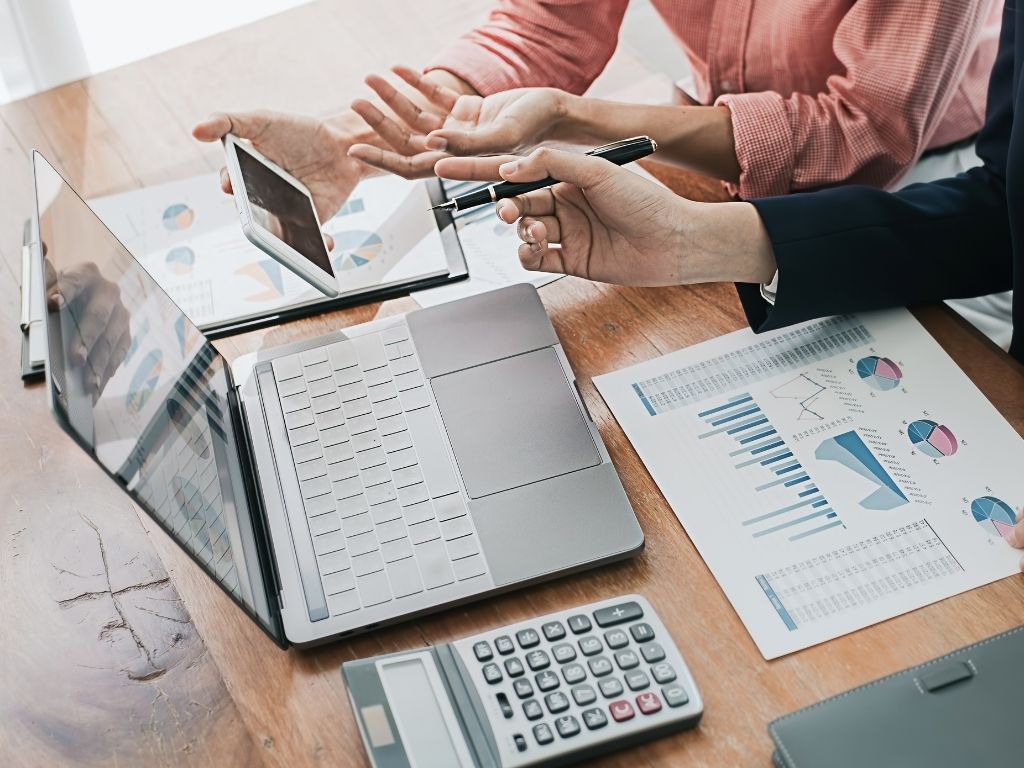 透過可視化的圖表與數據分析,Slasify 將複雜的人事管理轉化爲清晰易讀的資訊,協助公司掌握人力佈局。