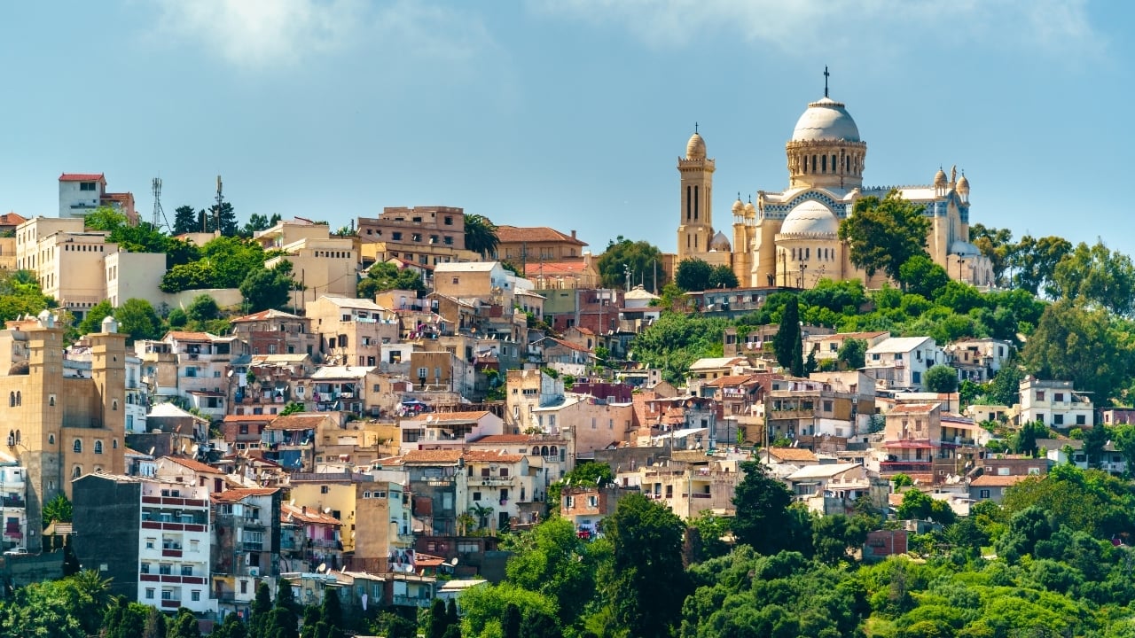 How to hire and pay employees in&nbsp;Algeria