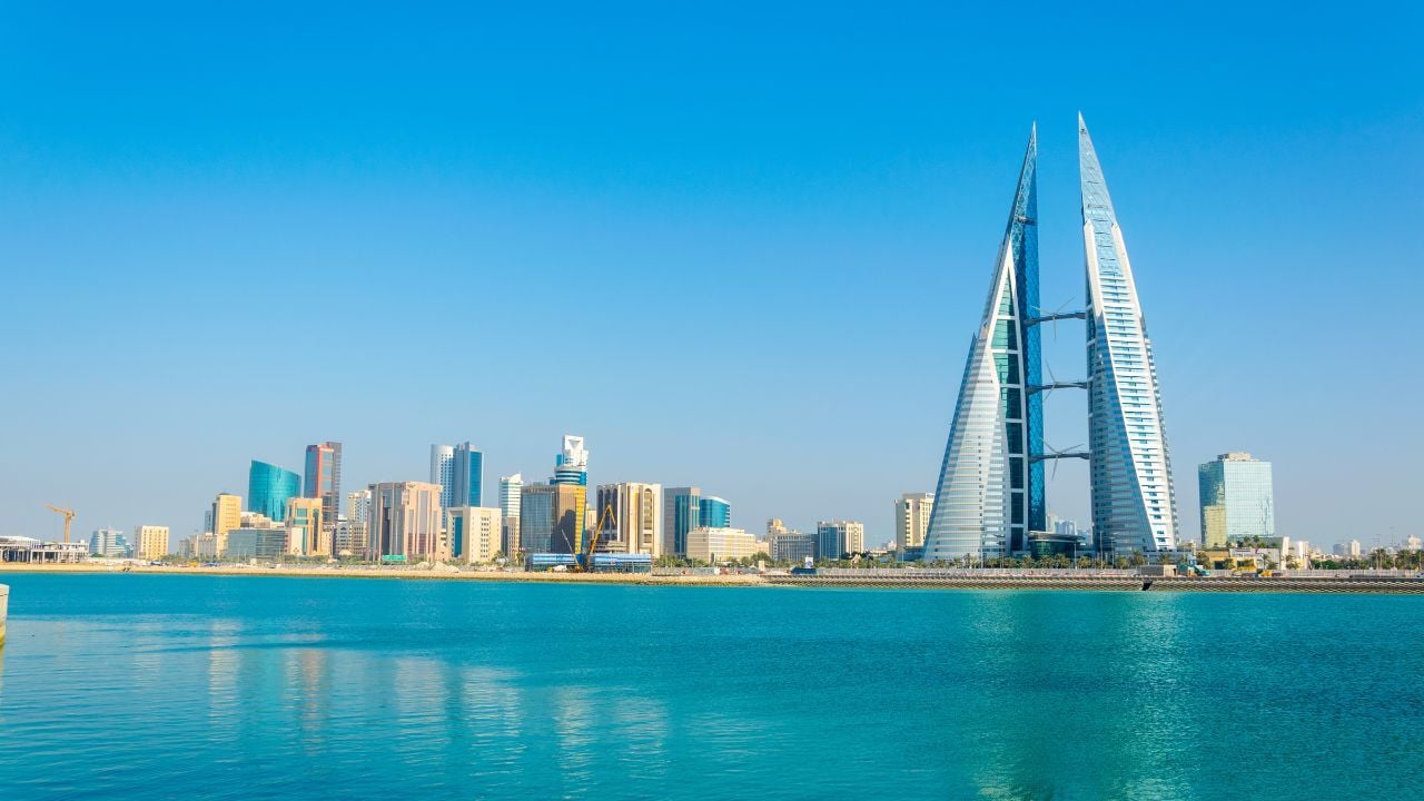 How to hire and pay employees in&nbsp;Bahrain