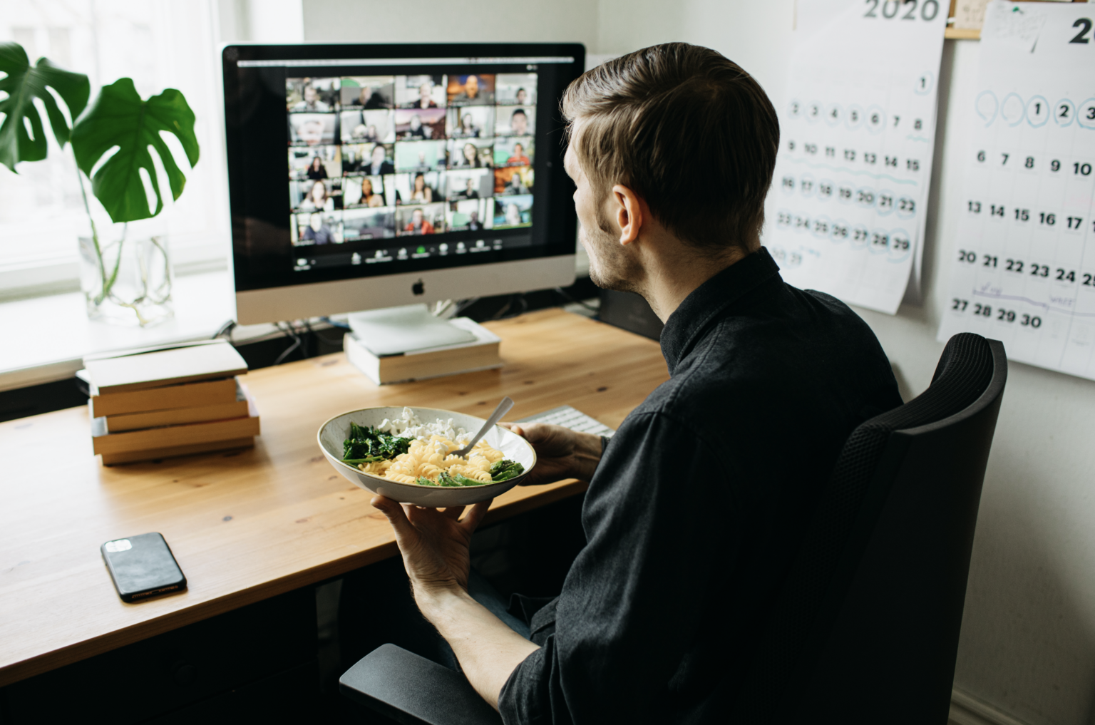 來一場早、中、晚餐聚會吧？遠端辦公的好處（也可說是壞處），你或許不用再煩惱中午該和同事吃頓飯還是想要有點個人時間、下班後能不能好好休息還是要交際應酬？隨著工作的線上化，雖說免了這些煩惱，但也剝奪了和同事面對面的機會了。不少公司就定期舉行遠端用餐活動，一群人約好於同個時段上線透夠ZOOM、Google Meet等軟體視訊用餐，目的是鼓勵團隊成員藉此互相交流，提升團隊凝聚力。