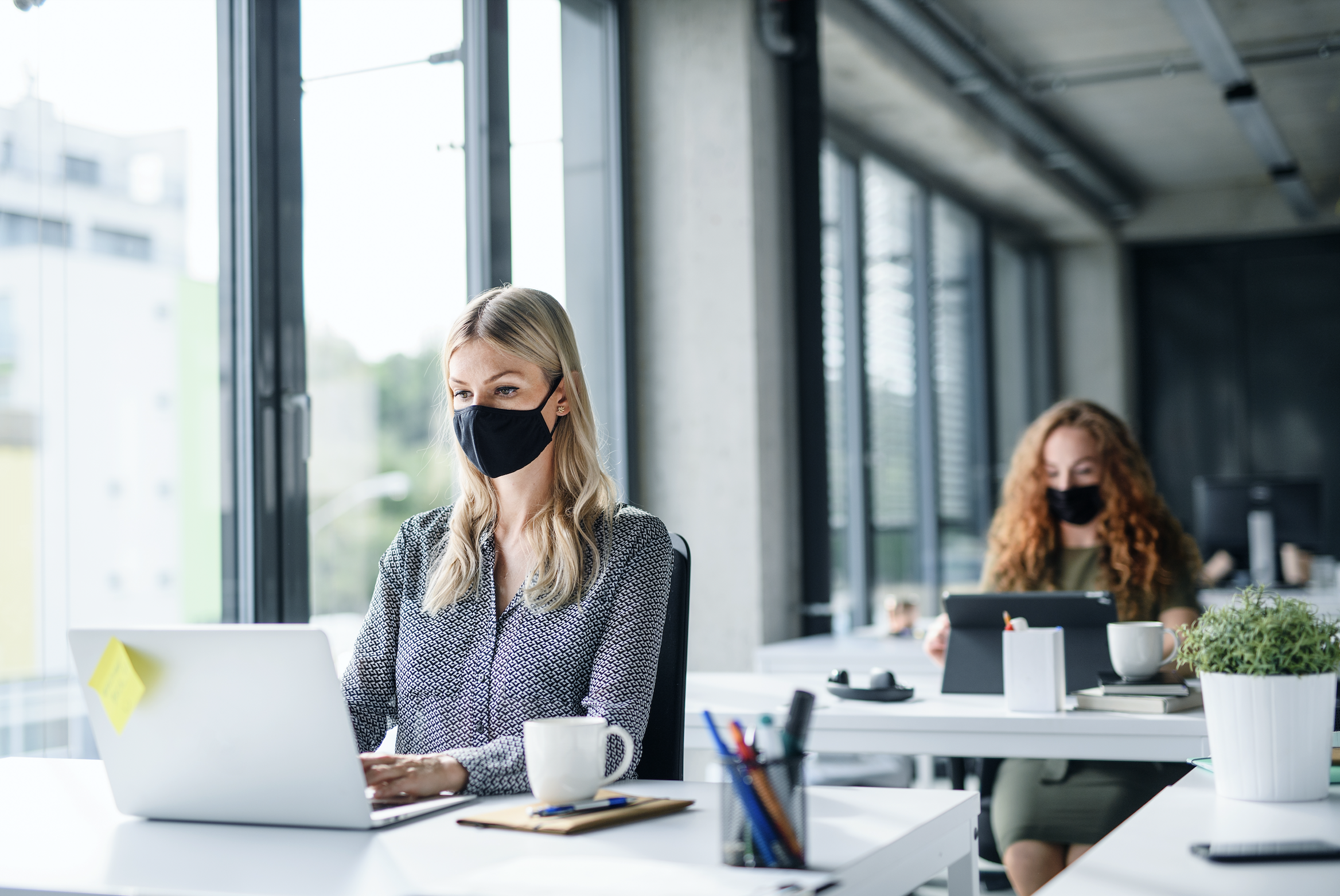 ，雇主可大幅的減少甚至是完全不用負擔辦公室的營運成本（不用支付租金）。另一方面，居家辦公同時能確保員工安全，讓他們感到安心。企業可以透過偶爾舉辦實體聚會或會議，和員工面對面、或讓他們有機會與其他成員交流，建立信任和更認識彼此，但若是強制員工都必須實體辦公，會大幅降低他們的生產力，甚至危及安全及健康。