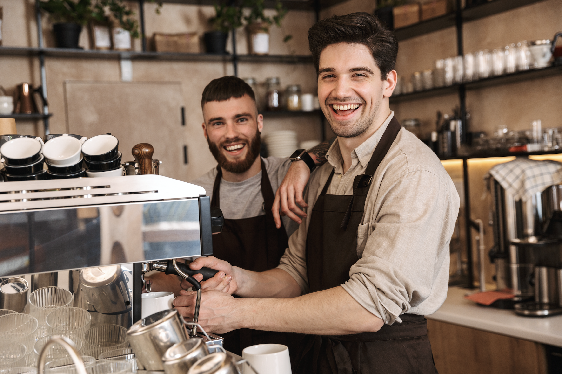 雖然前面舉了負面教材，現實中也不乏組織文化的實踐者，我們向好的企業學習，並以失敗的例子為戒。我本身第一份工作是大學期間在星巴克打工，入職第一天，負責培訓的夥伴便告訴我，在星巴克大家都以「夥伴」相稱，因為對公司而言我們是「夥伴」，而不僅是純粹的僱傭關係。當天，我拿到一頂帽子，一條綠色的圍裙，還有「綠圍裙手冊」，透過手冊星巴克想傳達給穿上圍裙的夥伴，用什麼樣的態度面對顧客、展開在星巴克的每一天。