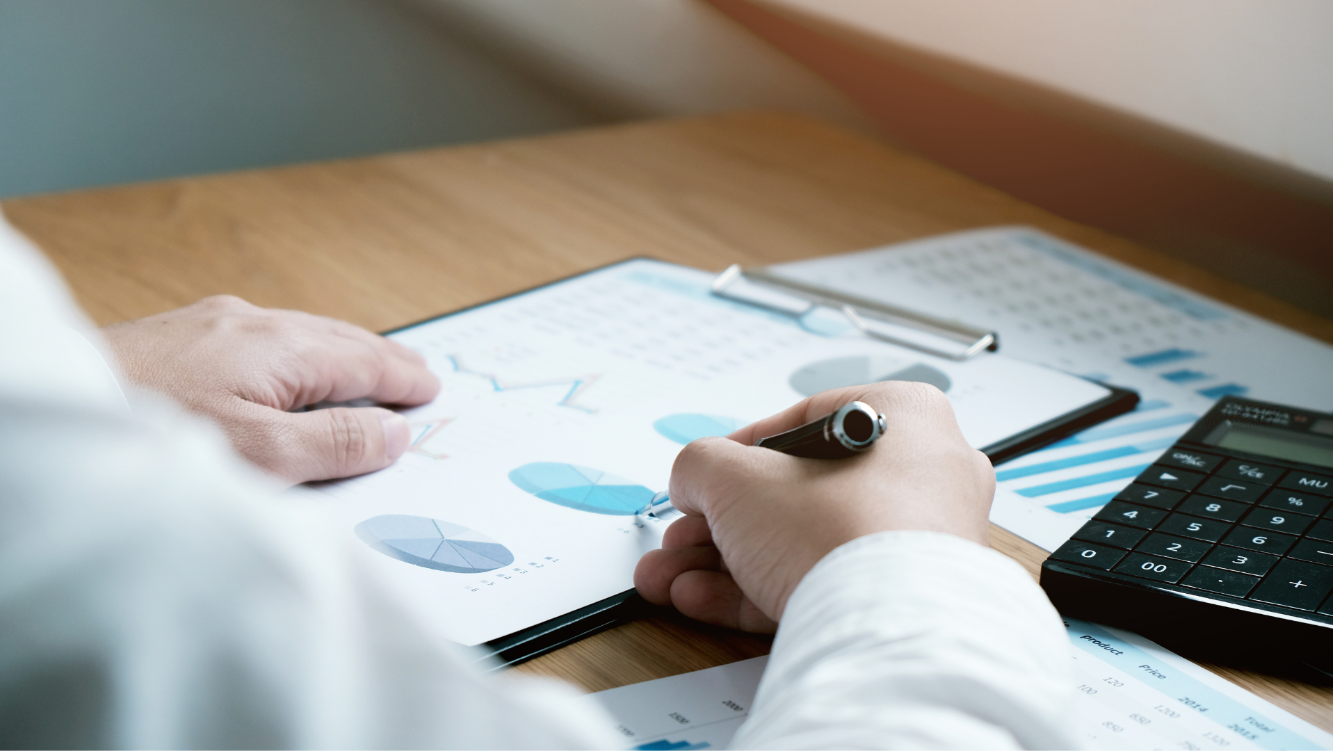 就跟到所有的國家發展一樣，要聘請印尼當地人才必須全面了解該國的勞動法規，以追求合規的聘僱，履行其雇主義務。其中包含向社會保障管理機構（BPJS Ketenagakerjaan）和社會衛生保障管理機構（BPJS Kesehatan）管理的國家社會保障執行雇主繳納計畫。這些繳納為員工提供醫療保險、工傷保險和養老金等。透過履行雇主繳納計畫，可以確保其員工的福利和保障。