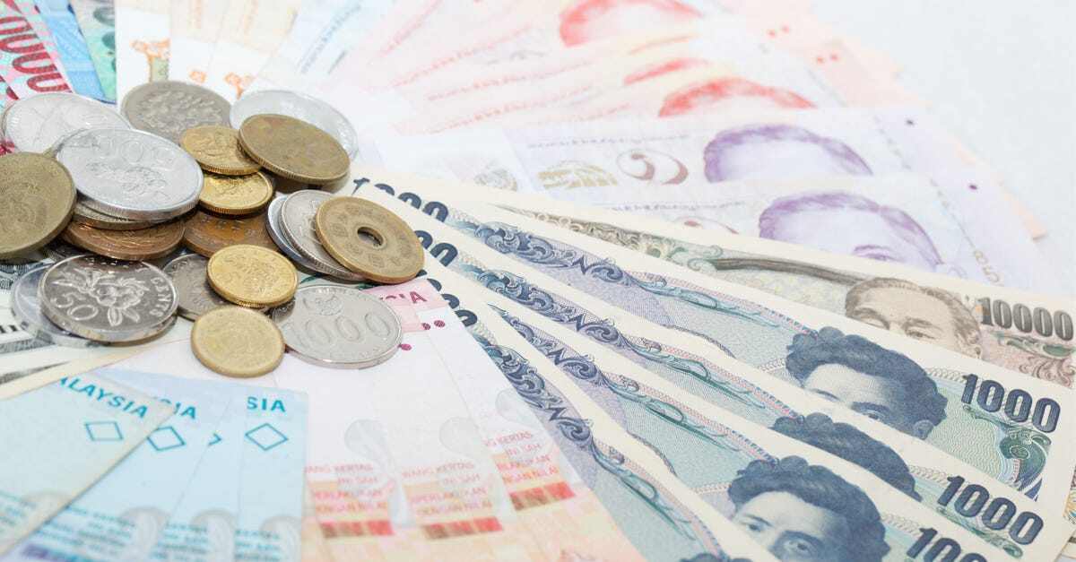 換匯的當下一定會有損失！ 這一點請先記住，不要傻傻的以為：我換美金、再換回台幣，應該不會變少啊？ 請記得，銀行不是慈善事業，你跟他換錢，意思就是你用你的台幣「買」他的美金，所以銀行「賣」你是需要賺錢的；反過來，你換回台幣時，事實上是你用美金「買」他的台幣，也就是銀行把台幣「賣」給你，兩次的交易都會基於一個真實的匯率再加上銀行的利潤來處理，這也是為什麼大家去兩替所都會看到一個貨幣有一堆數字的原因，那代表的是「銀行買」或是「銀行賣」的價格，甚至會再區分即期匯率或現金匯率，通常現金匯率會非常差。