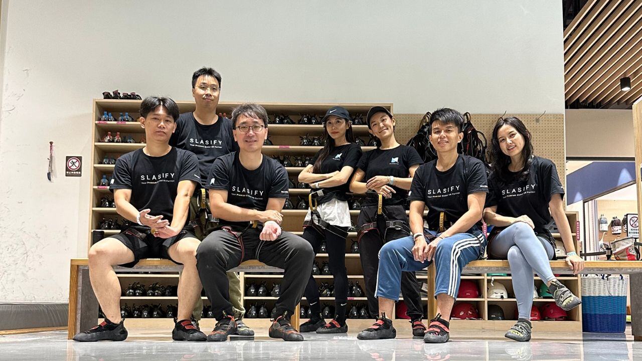 Slasify’s uniforms choose suppliers that implement ESG and are printed using environmentally friendly inks.