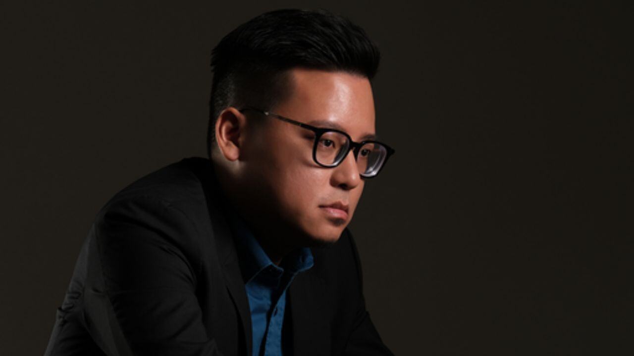 Slasify’s founder and CEO, Carlos Wang, has accumulated extensive experience in the IT industry, from being a system developer at PPolis Inc. to an IT architect at IBM, continuously enhancing his professional knowledge and leadership skills. These experiences were all in preparation for one day realizing his dream of becoming an entrepreneur. In 2016, Carlos and the founding team, after completing a previous entrepreneurial project, decided to go on a self-funded team trip to Singapore. During this journey, they witnessed the unique charm of Singapore’s multicultural fusion, which inspired the business model of Slasify—providing global talent management and payroll solutions.